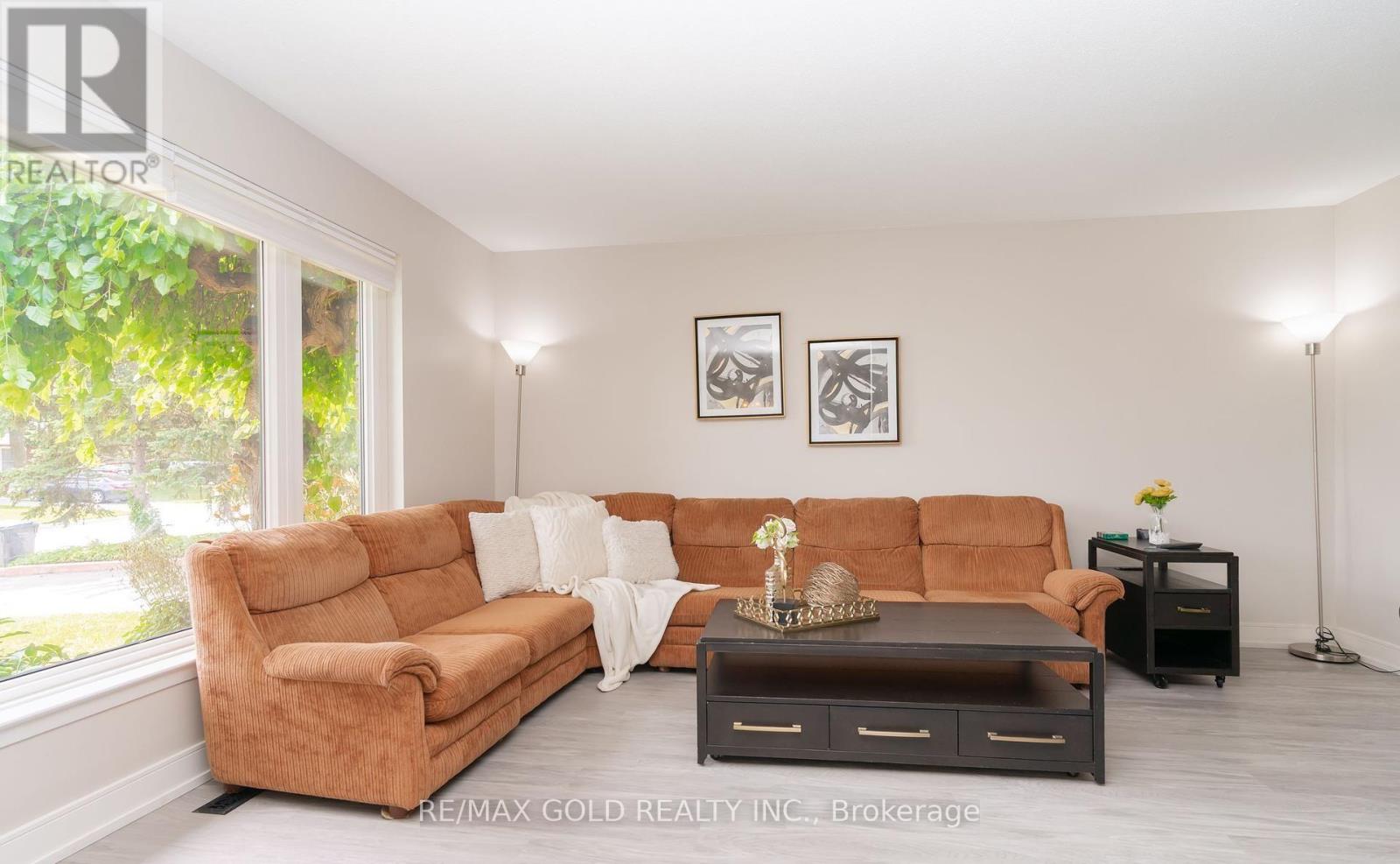 29 Devonshire Drive, Brampton, Ontario  L6T 3G5 - Photo 8 - W12792646