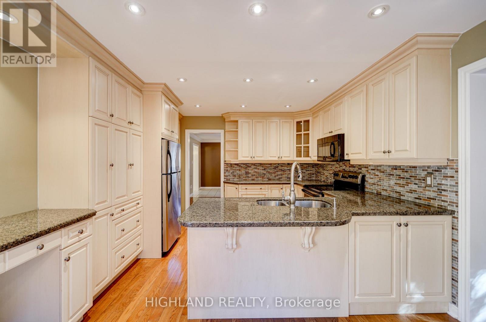 2070 Castlefield Crescent, Oakville, Ontario  L6H 5B3 - Photo 9 - W12792658