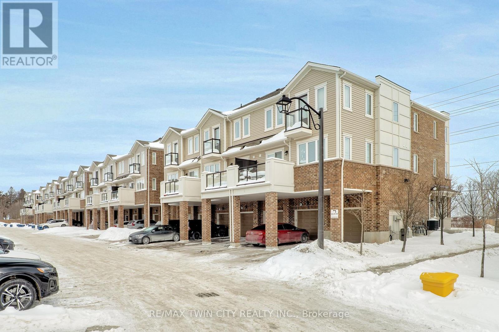 593 Goldenrod Lane, Kitchener, Ontario  N2R 0L7 - Photo 2 - X12792512