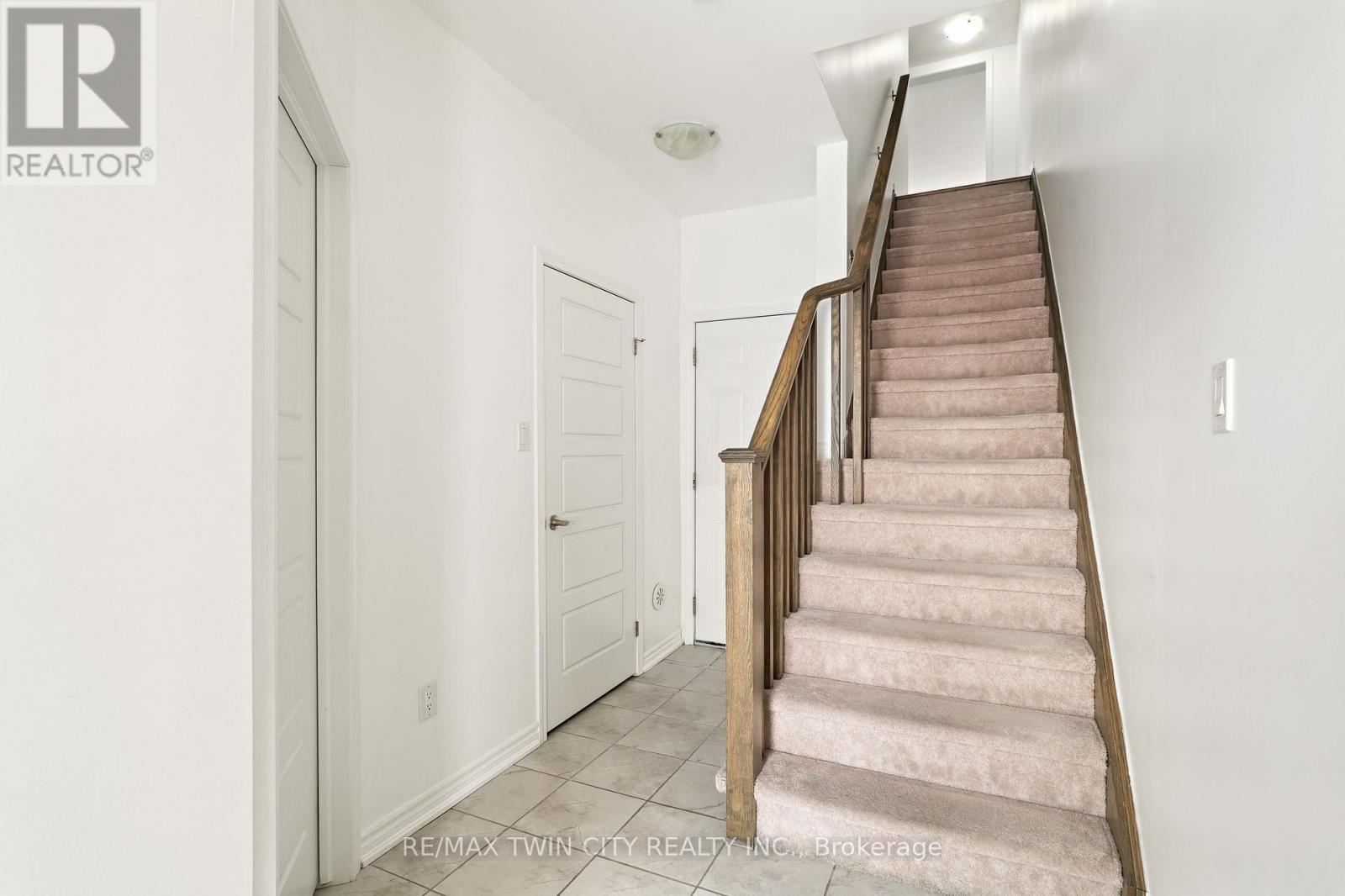 593 Goldenrod Lane, Kitchener, Ontario  N2R 0L7 - Photo 7 - X12792512