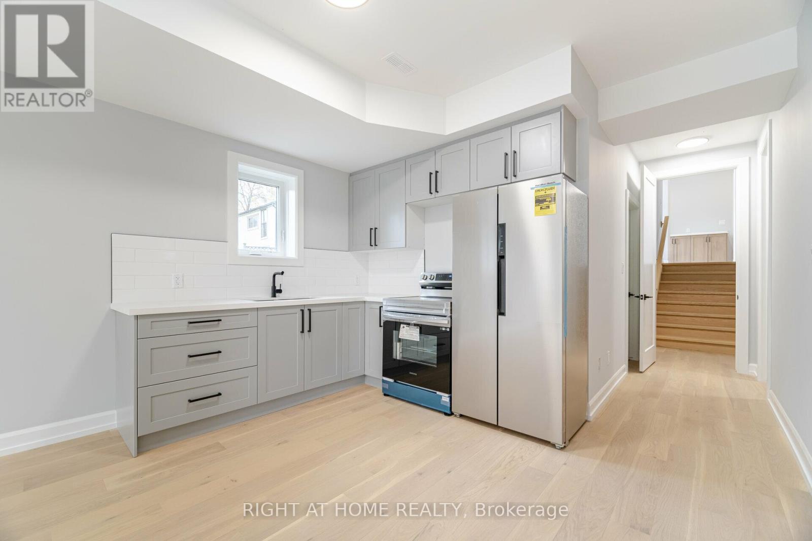 7934 Woodbine Street, Niagara Falls, Ontario  L2H 1C6 - Photo 2 - X12792726