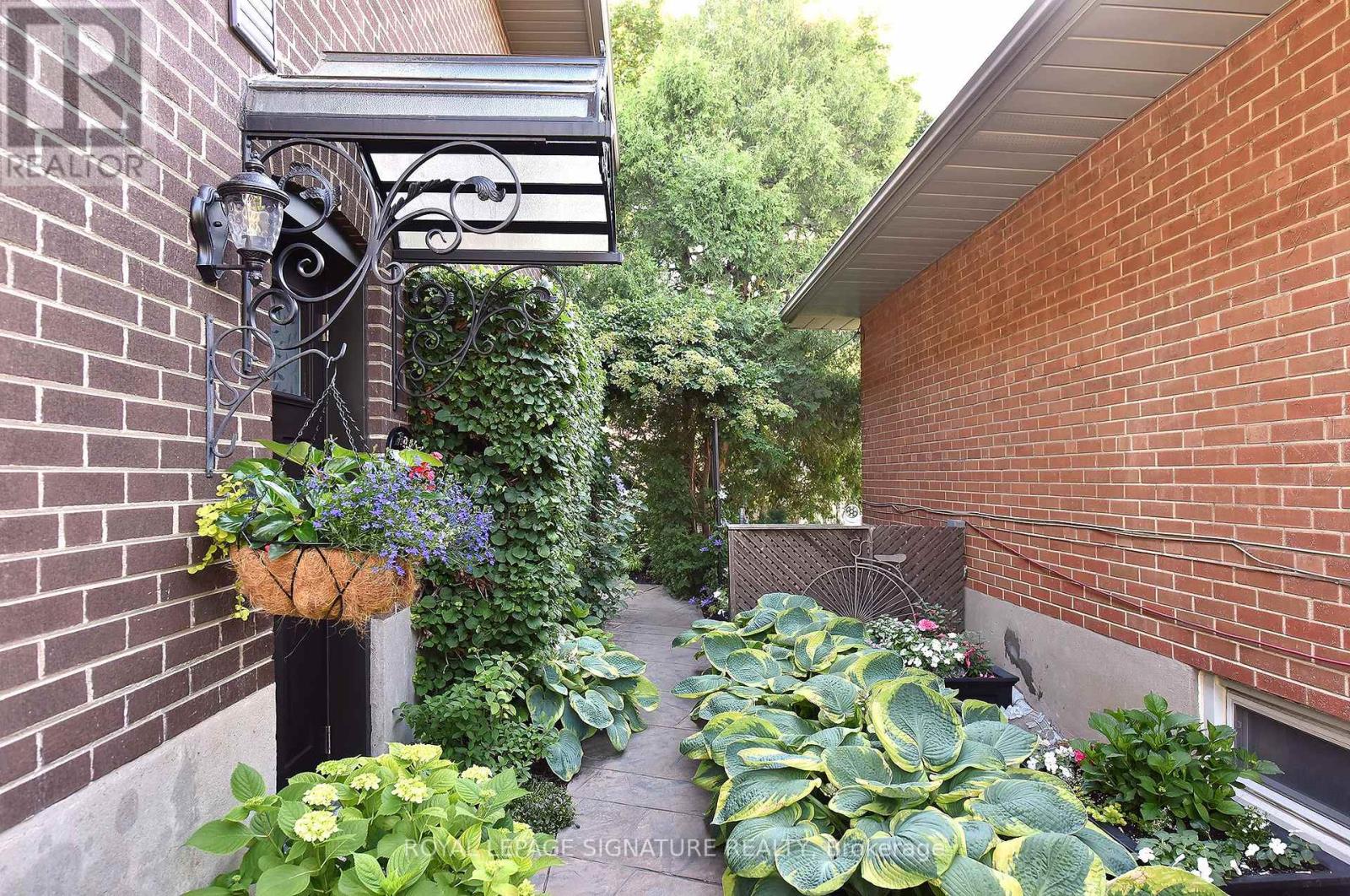 185 Sloane Avenue, Toronto, Ontario  M4A 2C5 - Photo 9 - C12792884