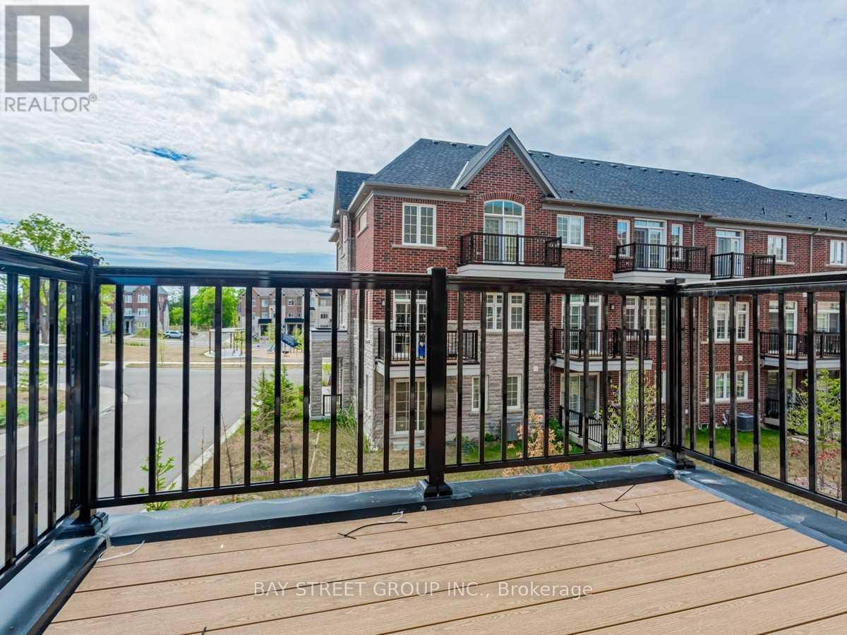 29 Creekvalley Lane, Markham, Ontario  L6C 0Y7 - Photo 4 - N12792848