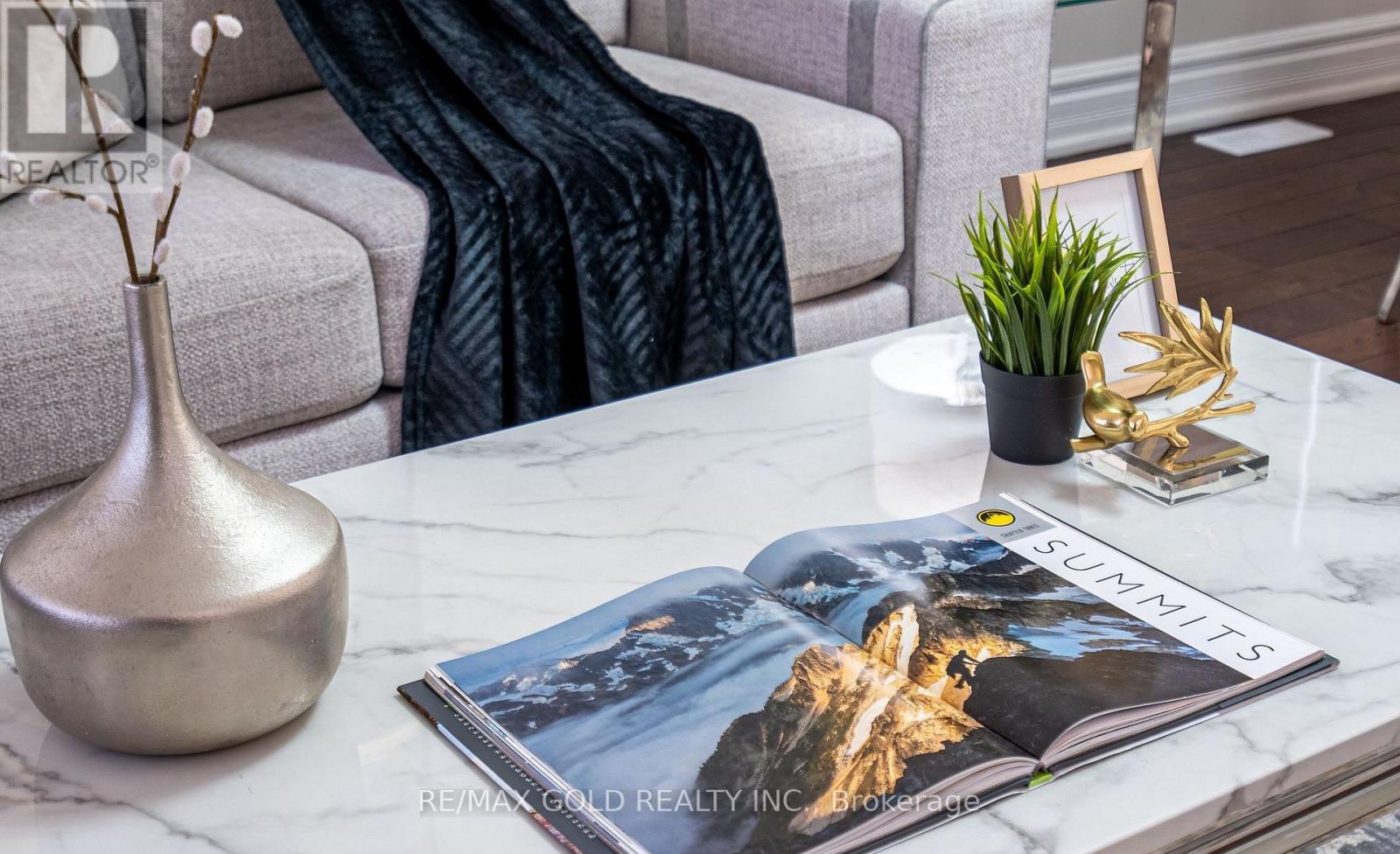 10 Leopard Gate, Brampton, Ontario  L6R 2E5 - Photo 4 - W12792766