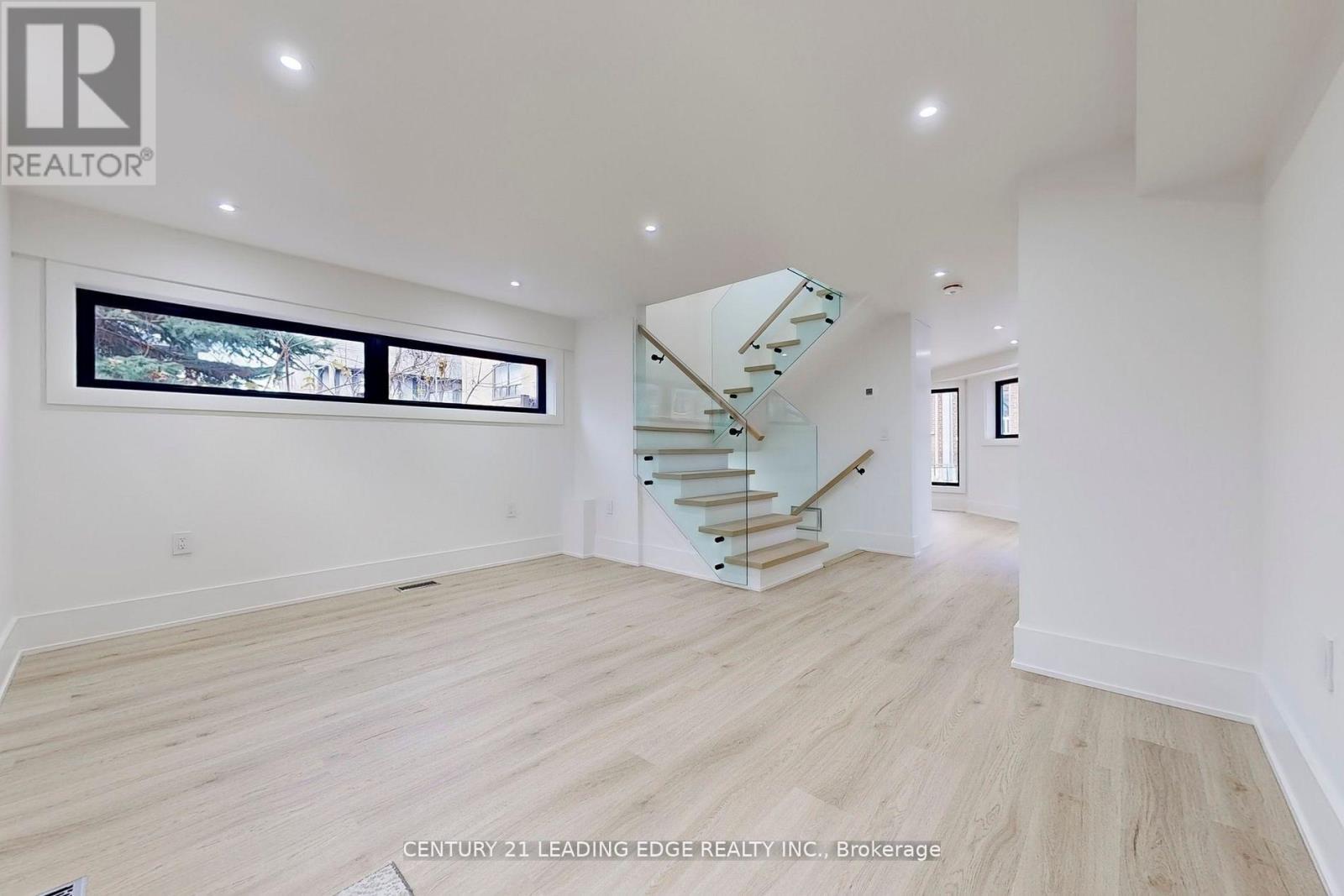 Coach - 388 Jane Street, Toronto, Ontario  M6S 3Z5 - Photo 10 - W12792792