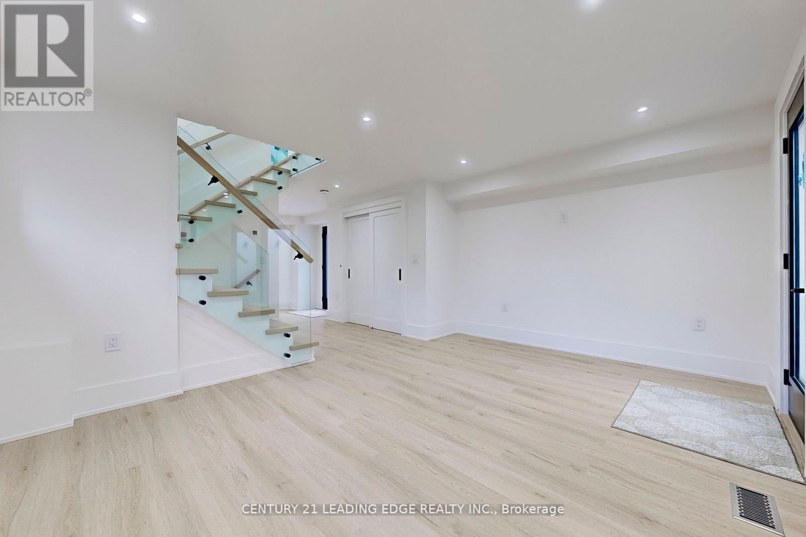 Coach - 388 Jane Street, Toronto, Ontario  M6S 3Z5 - Photo 11 - W12792792