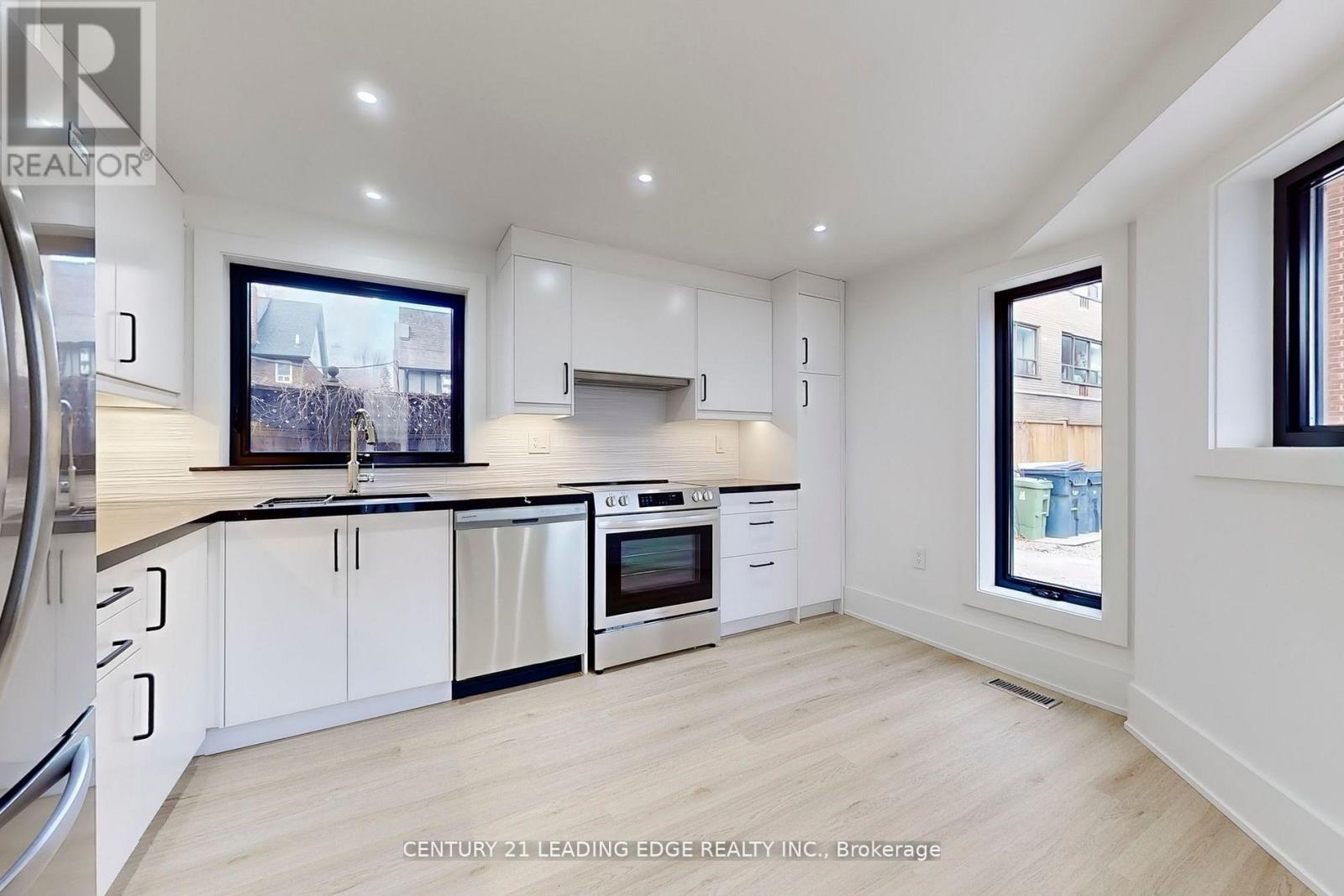 Coach - 388 Jane Street, Toronto, Ontario  M6S 3Z5 - Photo 12 - W12792792