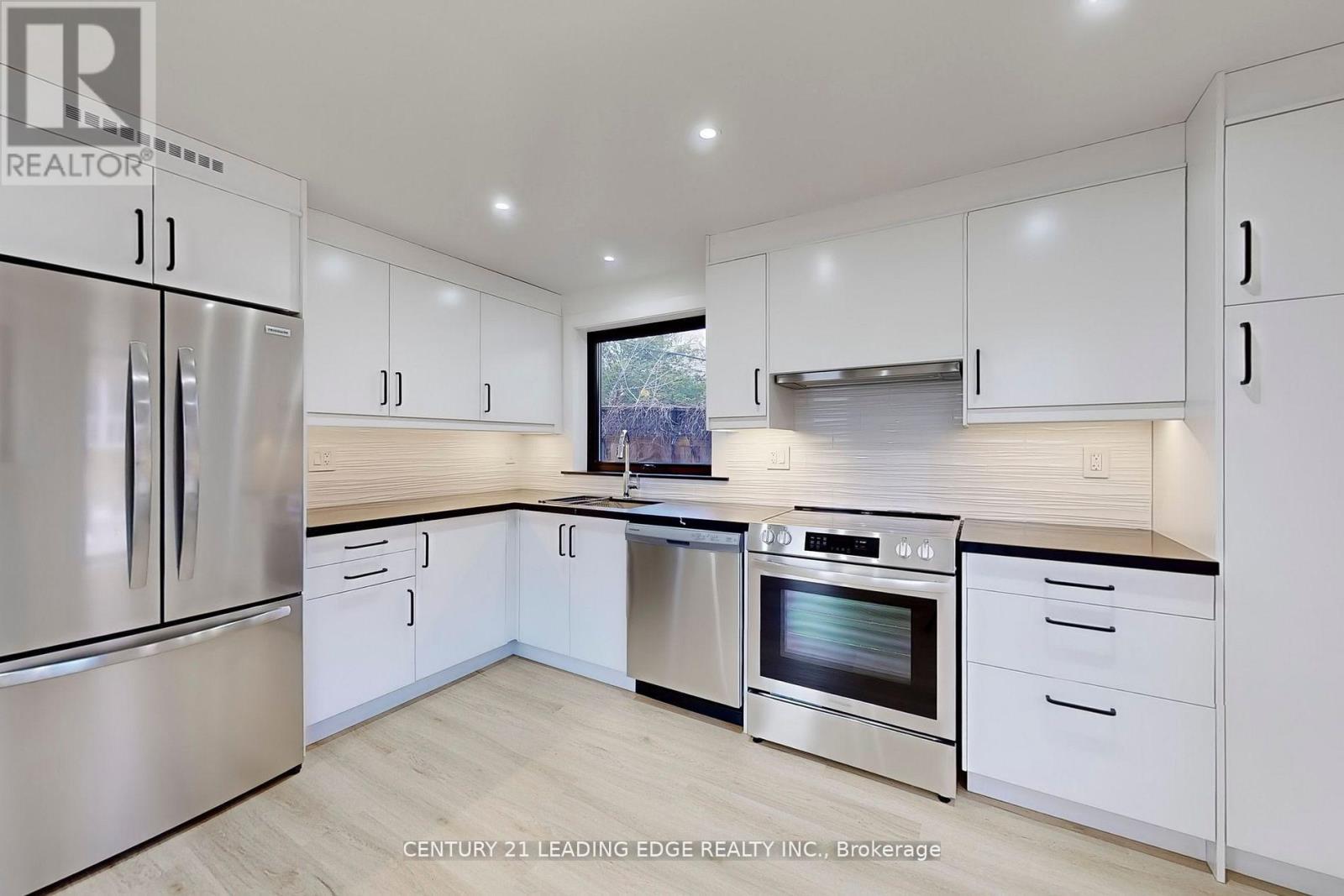 Coach - 388 Jane Street, Toronto, Ontario  M6S 3Z5 - Photo 13 - W12792792