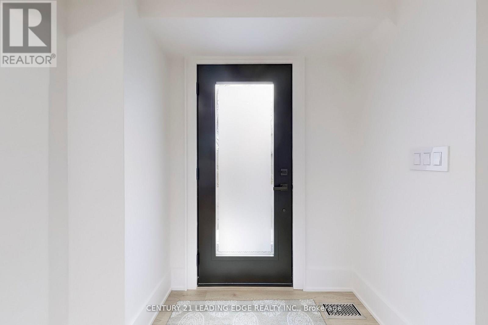 Coach - 388 Jane Street, Toronto, Ontario  M6S 3Z5 - Photo 16 - W12792792