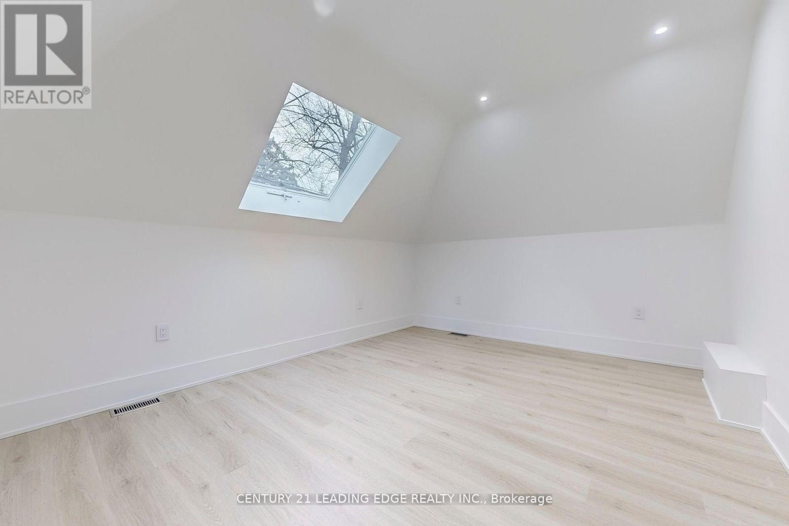 Coach - 388 Jane Street, Toronto, Ontario  M6S 3Z5 - Photo 19 - W12792792