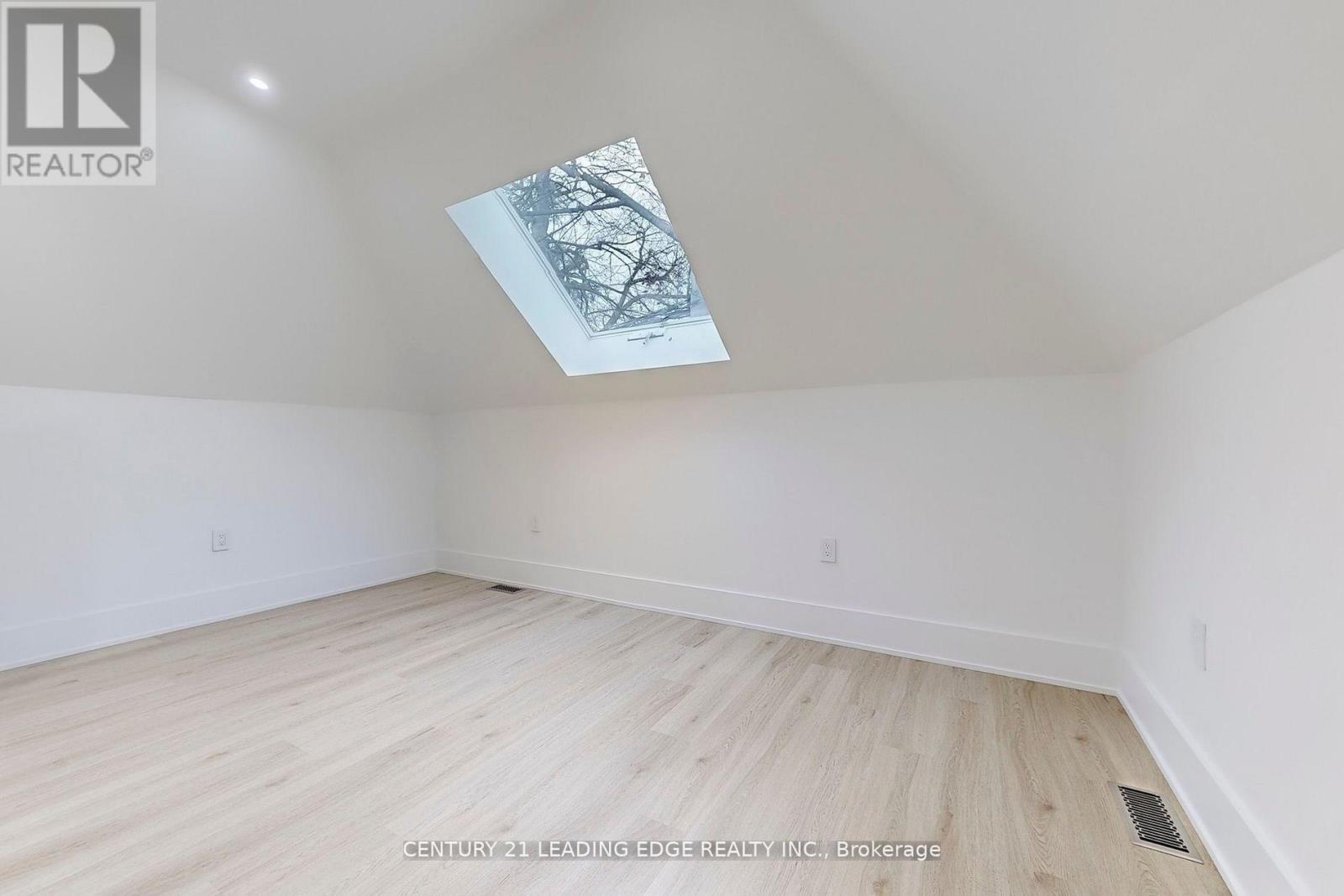 Coach - 388 Jane Street, Toronto, Ontario  M6S 3Z5 - Photo 20 - W12792792