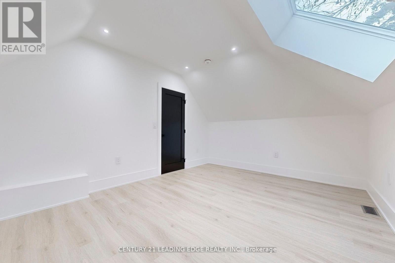 Coach - 388 Jane Street, Toronto, Ontario  M6S 3Z5 - Photo 21 - W12792792