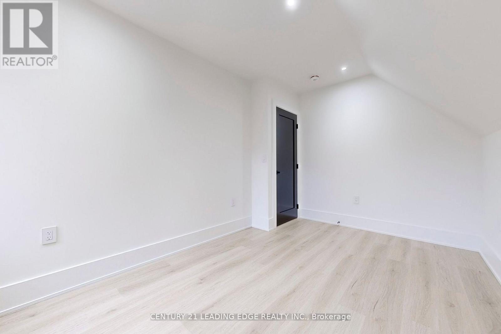 Coach - 388 Jane Street, Toronto, Ontario  M6S 3Z5 - Photo 24 - W12792792