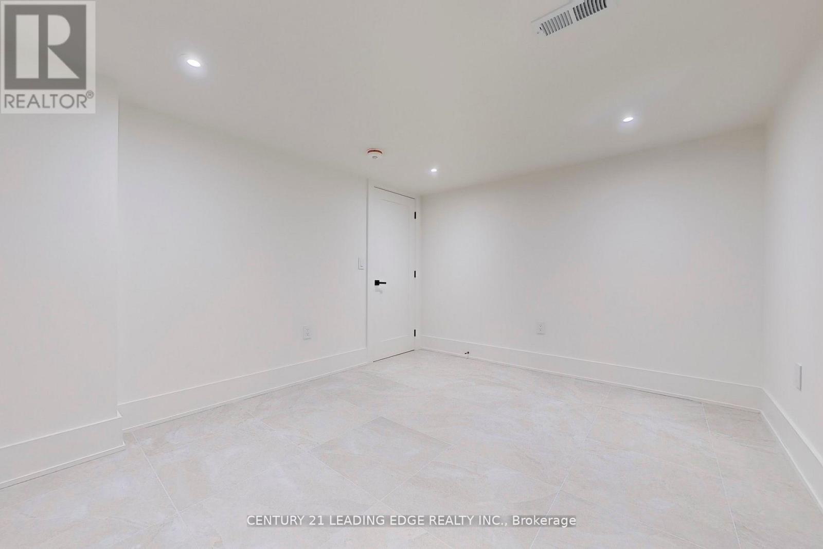 Coach - 388 Jane Street, Toronto, Ontario  M6S 3Z5 - Photo 29 - W12792792