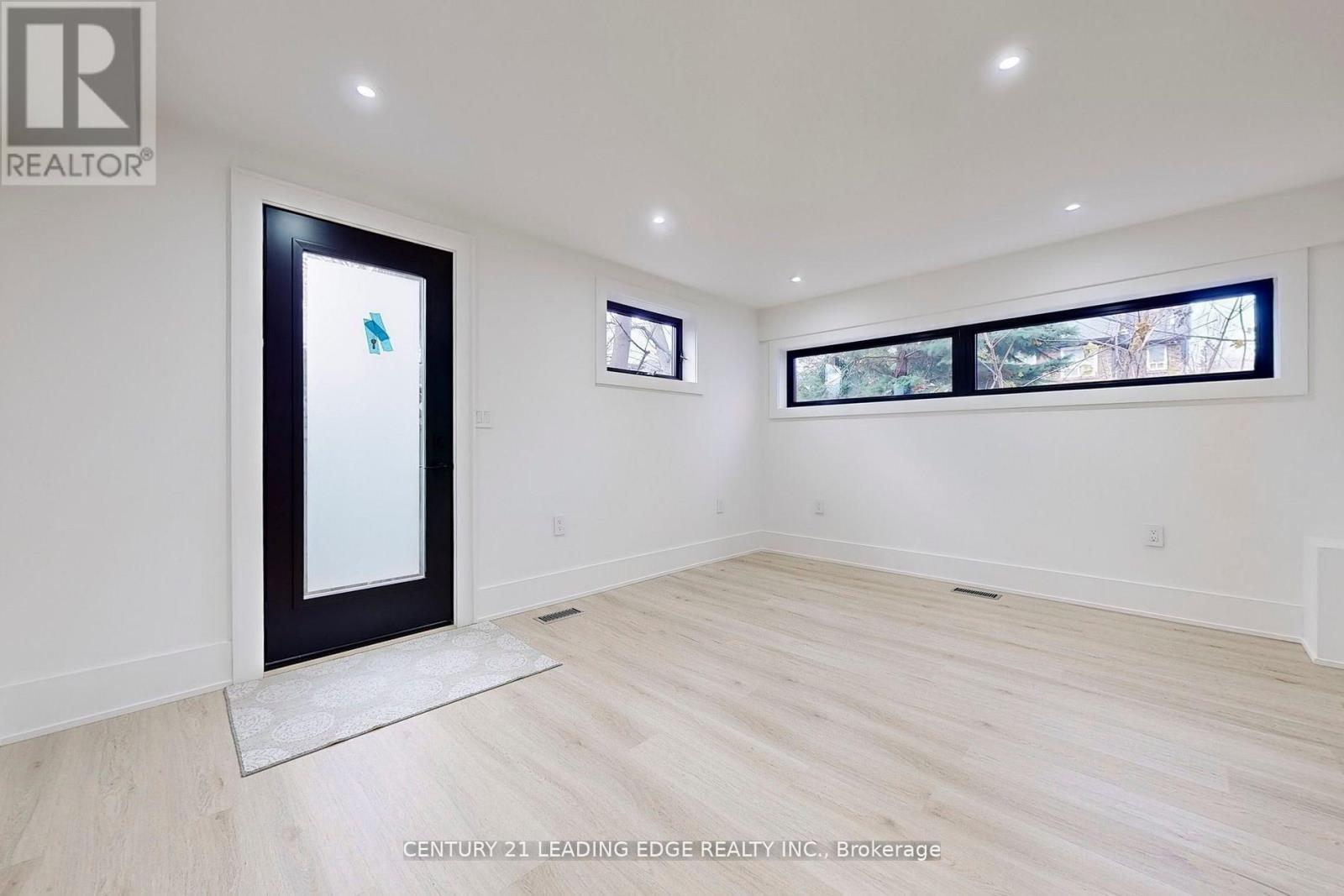 Coach - 388 Jane Street, Toronto, Ontario  M6S 3Z5 - Photo 8 - W12792792