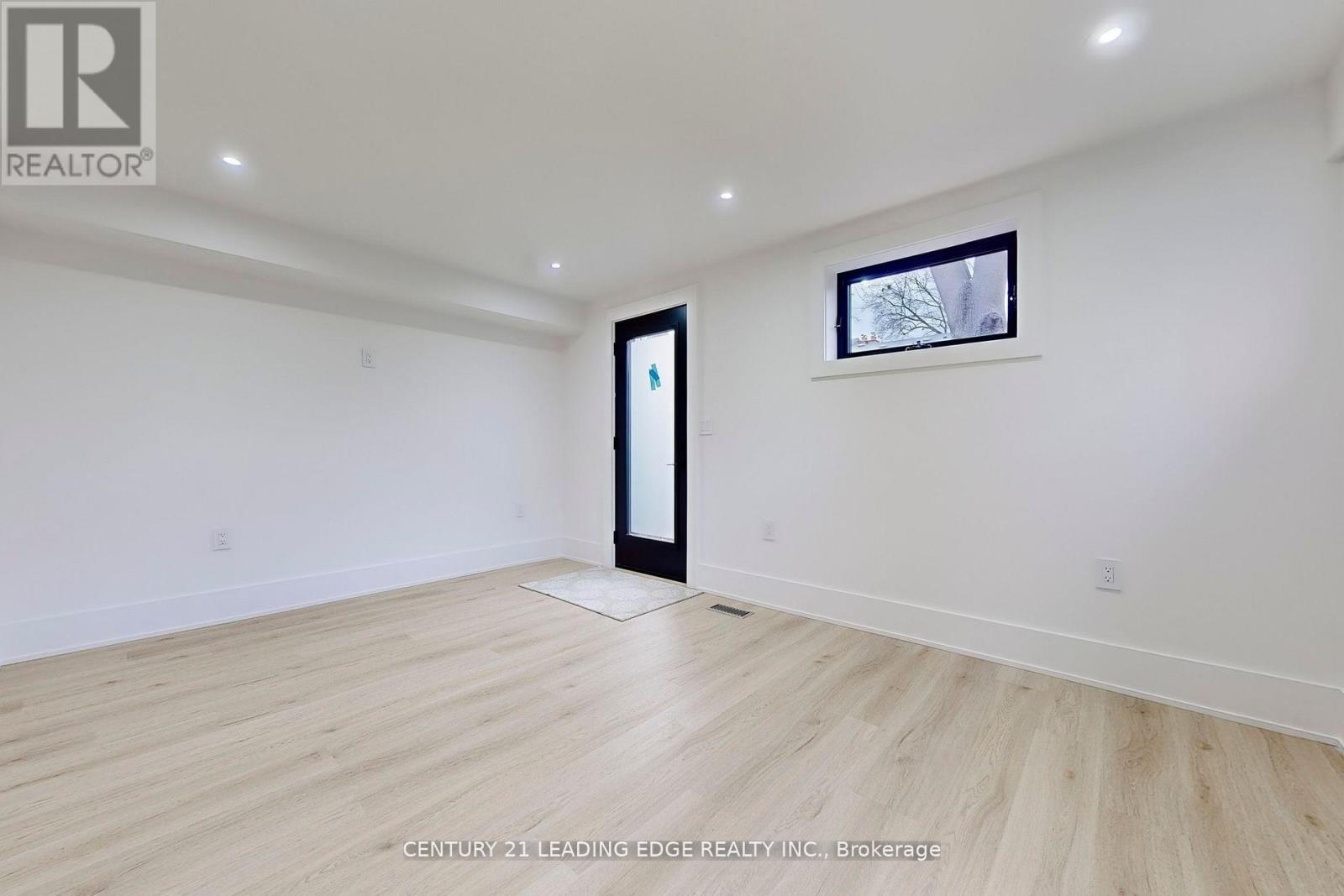 Coach - 388 Jane Street, Toronto, Ontario  M6S 3Z5 - Photo 9 - W12792792