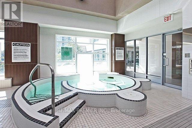 612 - 33 Elm Drive W, Mississauga, Ontario  L5B 4M1 - Photo 6 - W12792834