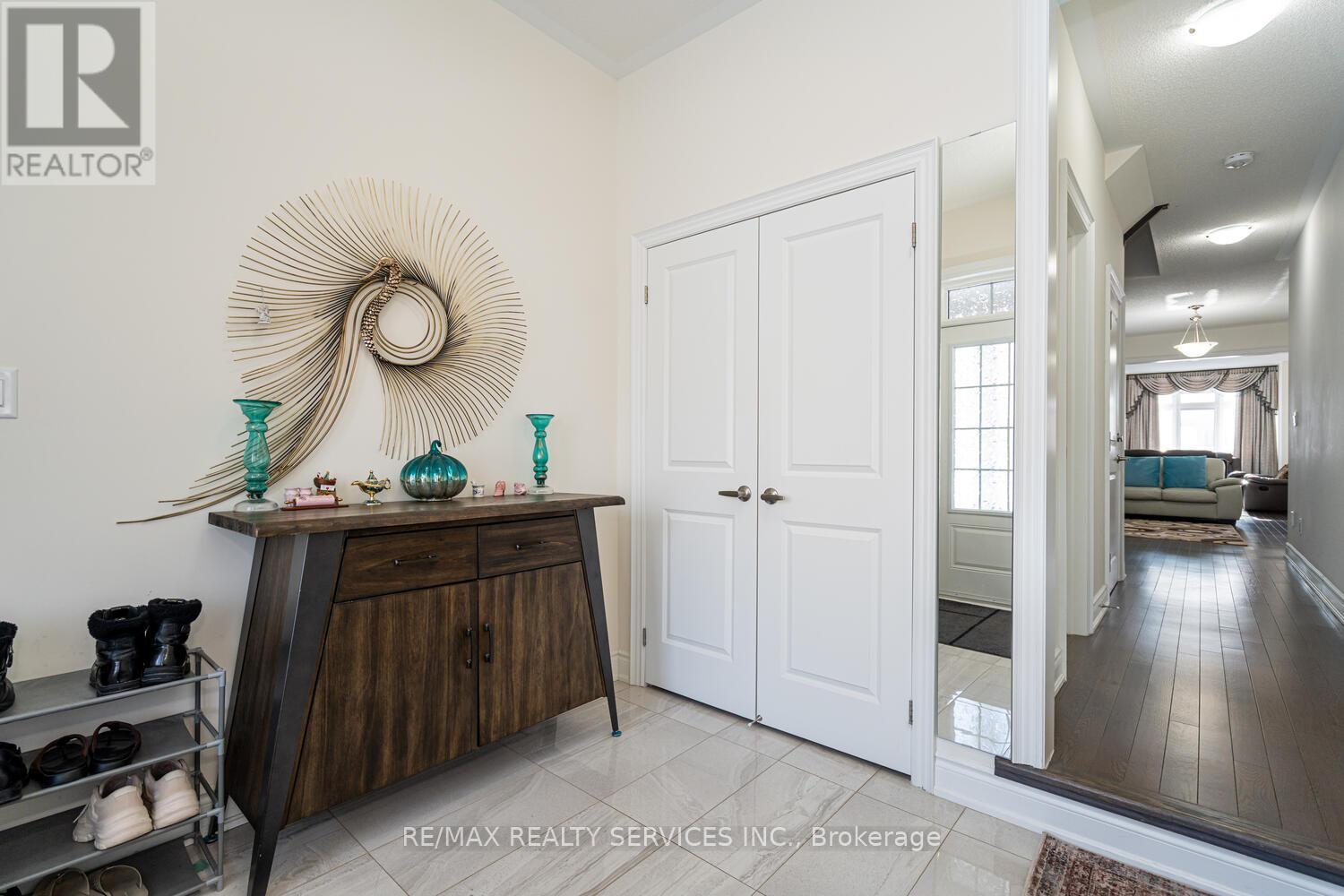 34 Thornvalley Terrace, Caledon, Ontario  L7C 4H9 - Photo 4 - W12792856