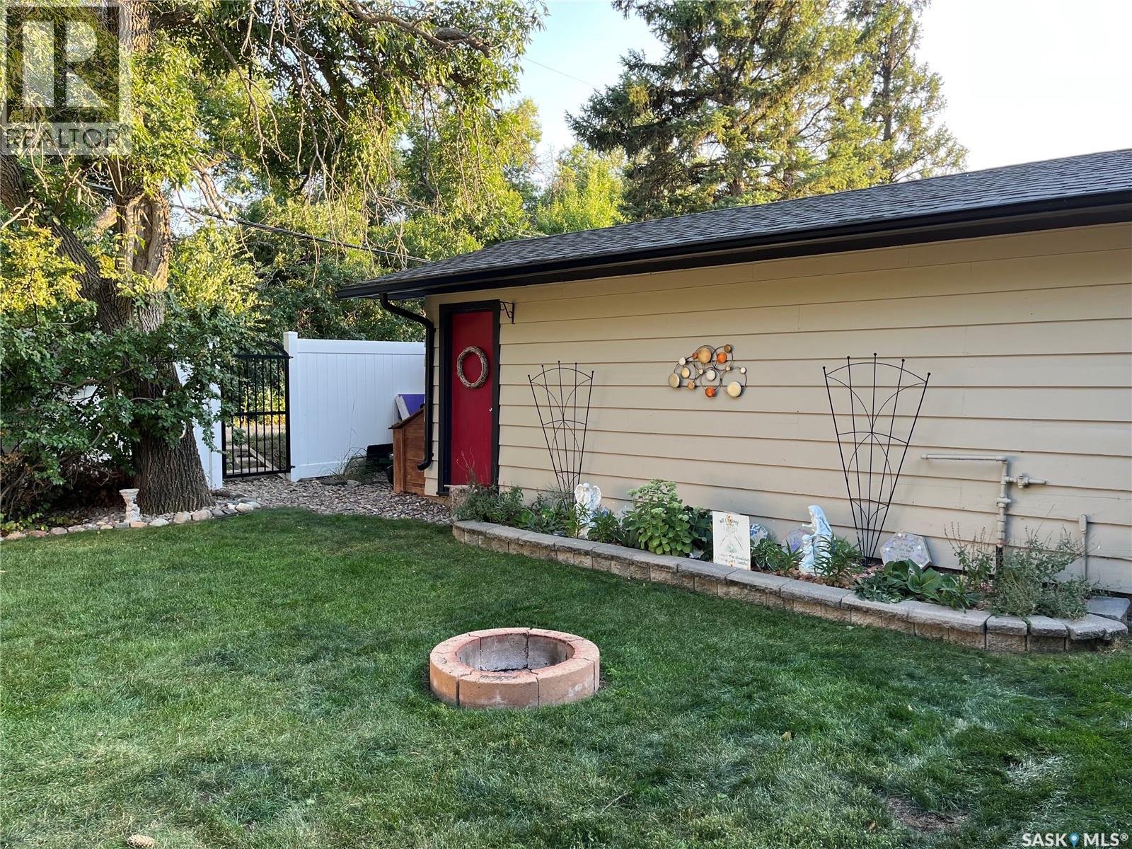 207 Dominion Road, Assiniboia, Saskatchewan  S0H 0B0 - Photo 8 - SK028694