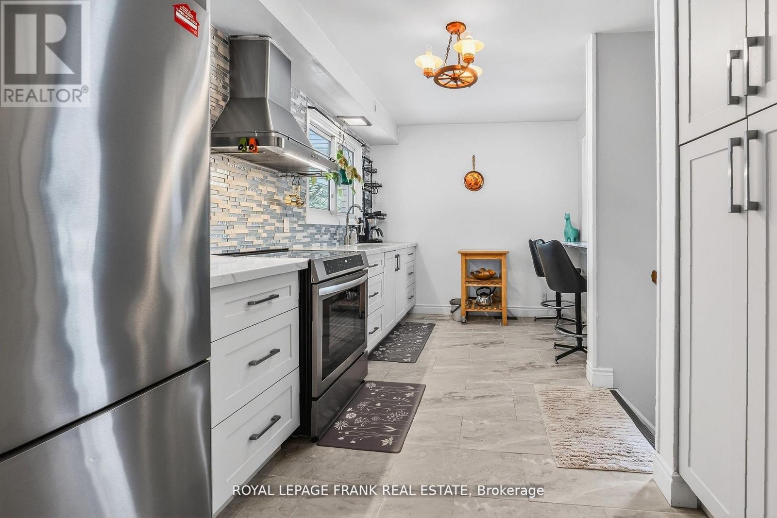 32 Melbourne Street E, Kawartha Lakes, Ontario  K9V 1X7 - Photo 6 - X12793190