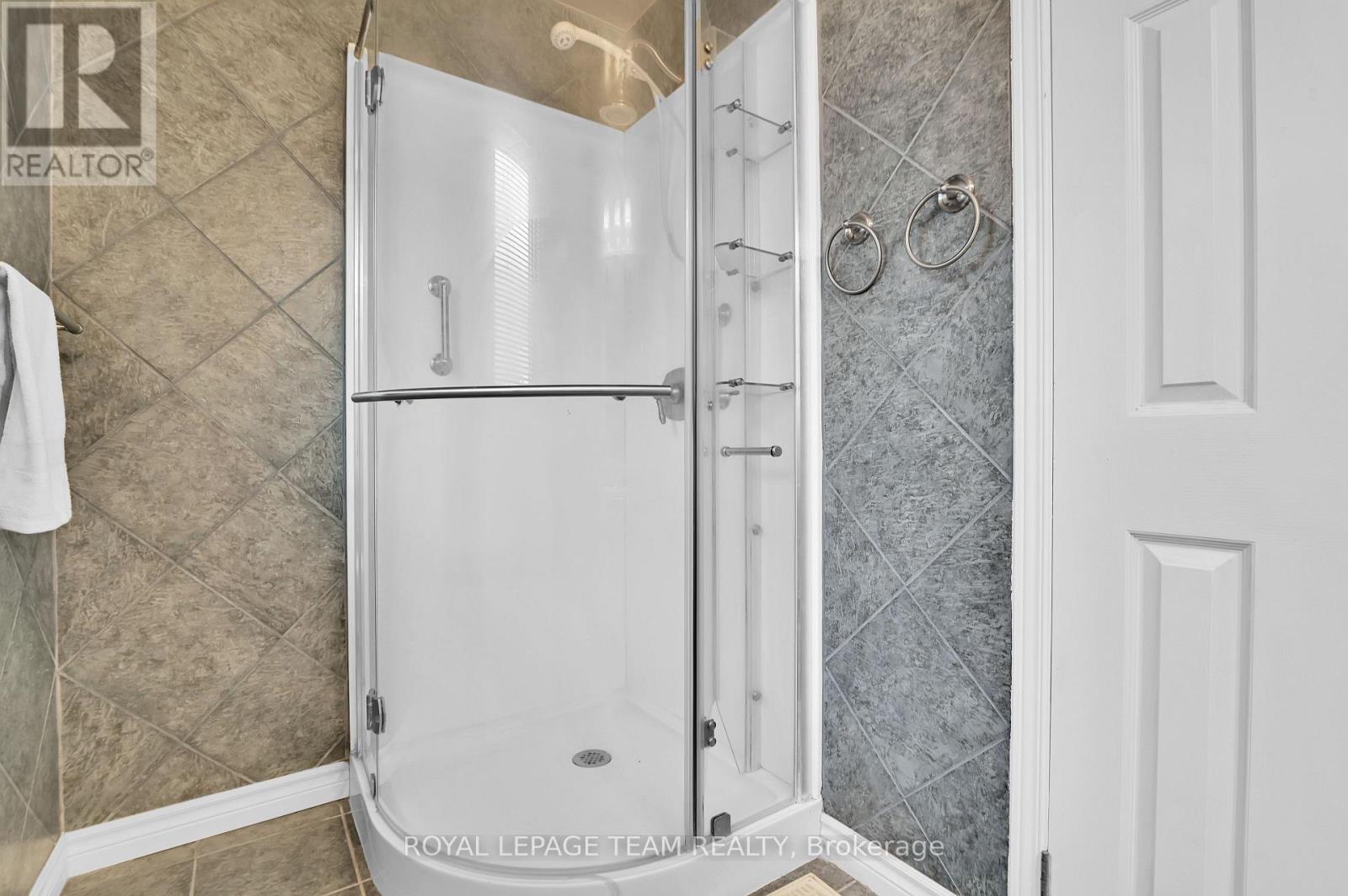 310 Mceachern Crescent, Ottawa, Ontario  K1E 3K2 - Photo 21 - X12793048