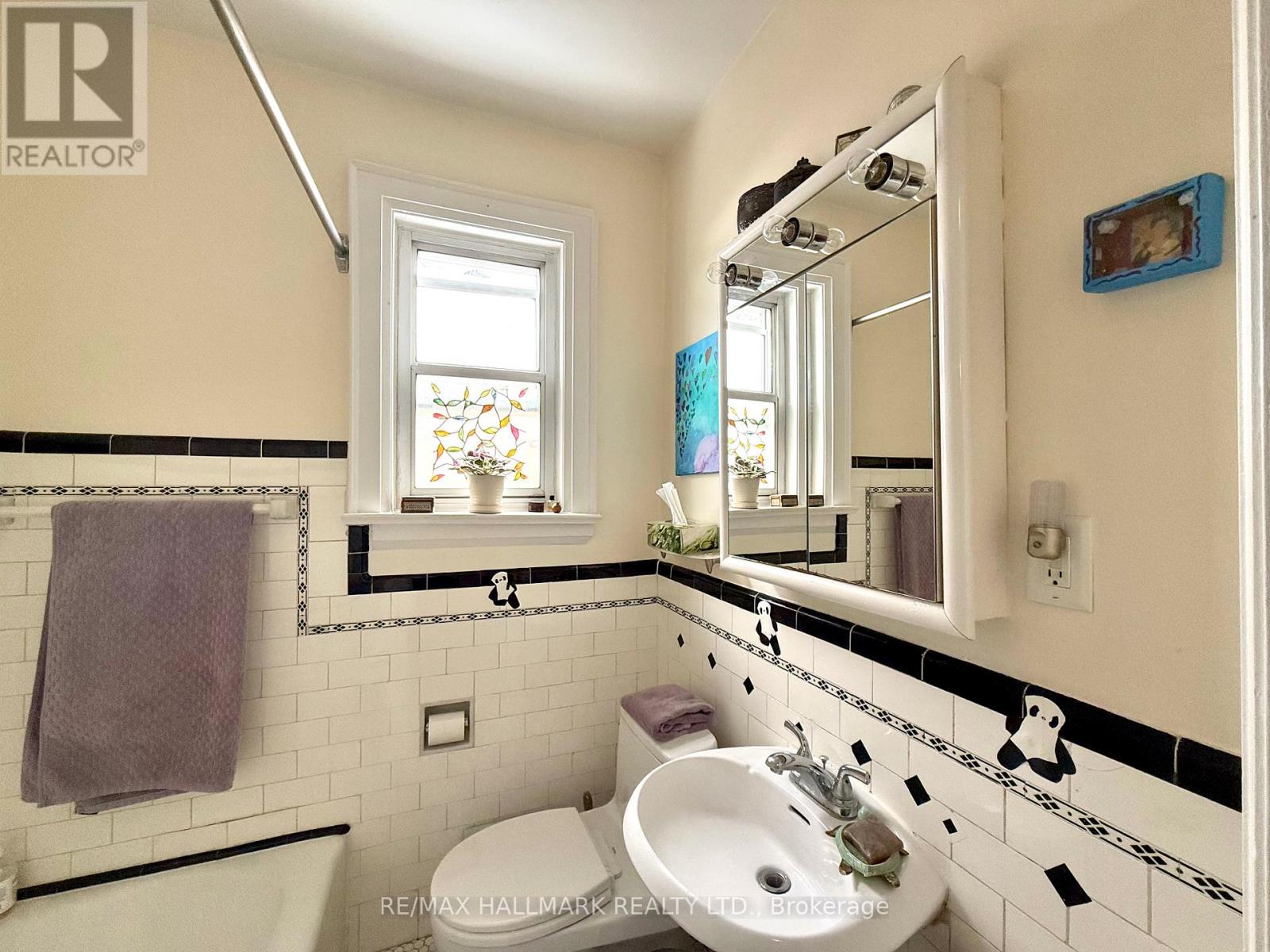 41 Richard Avenue, Toronto, Ontario  M4L 1W8 - Photo 14 - E12792932