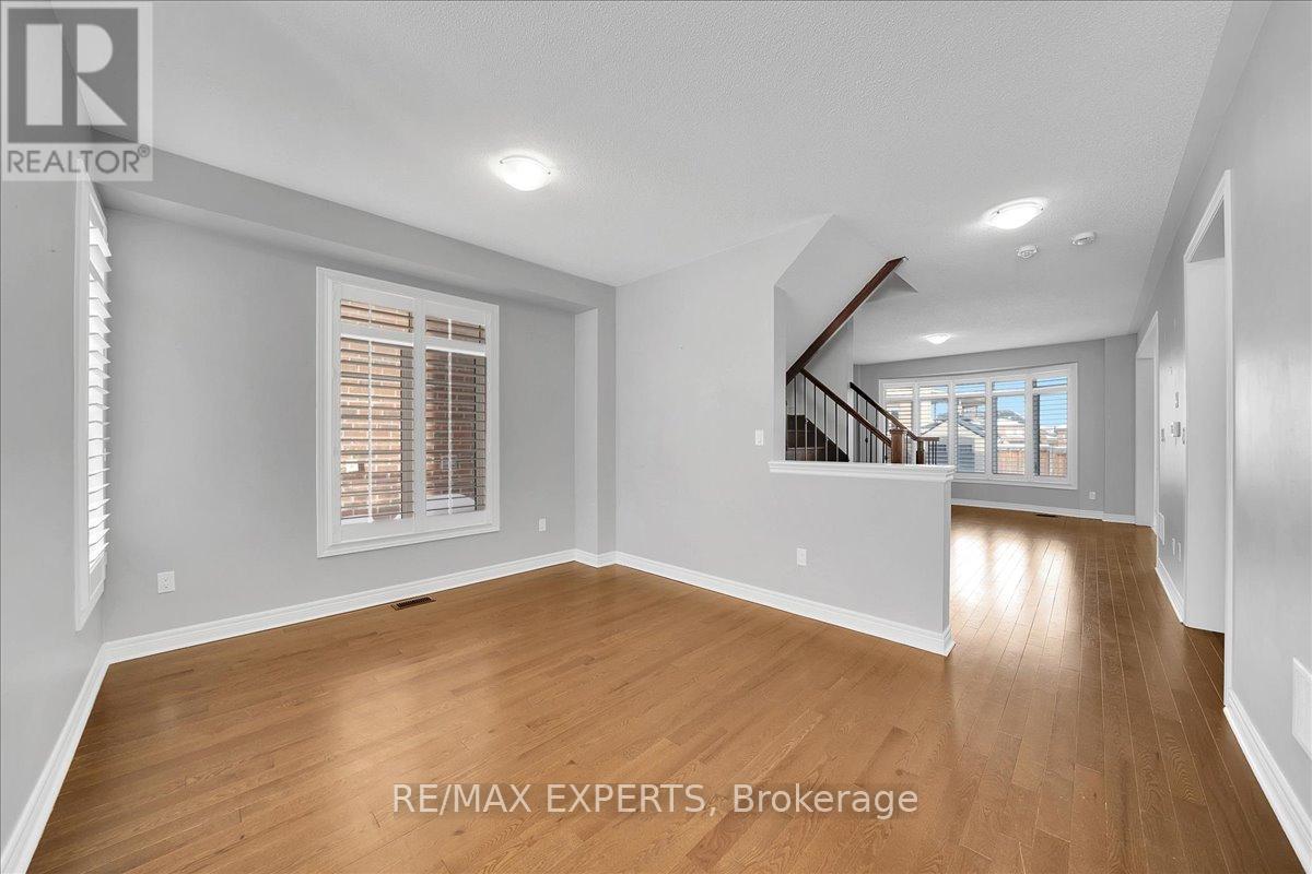 17 Fortis Crescent, Bradford West Gwillimbury, Ontario  L3Z 0W2 - Photo 4 - N12792946