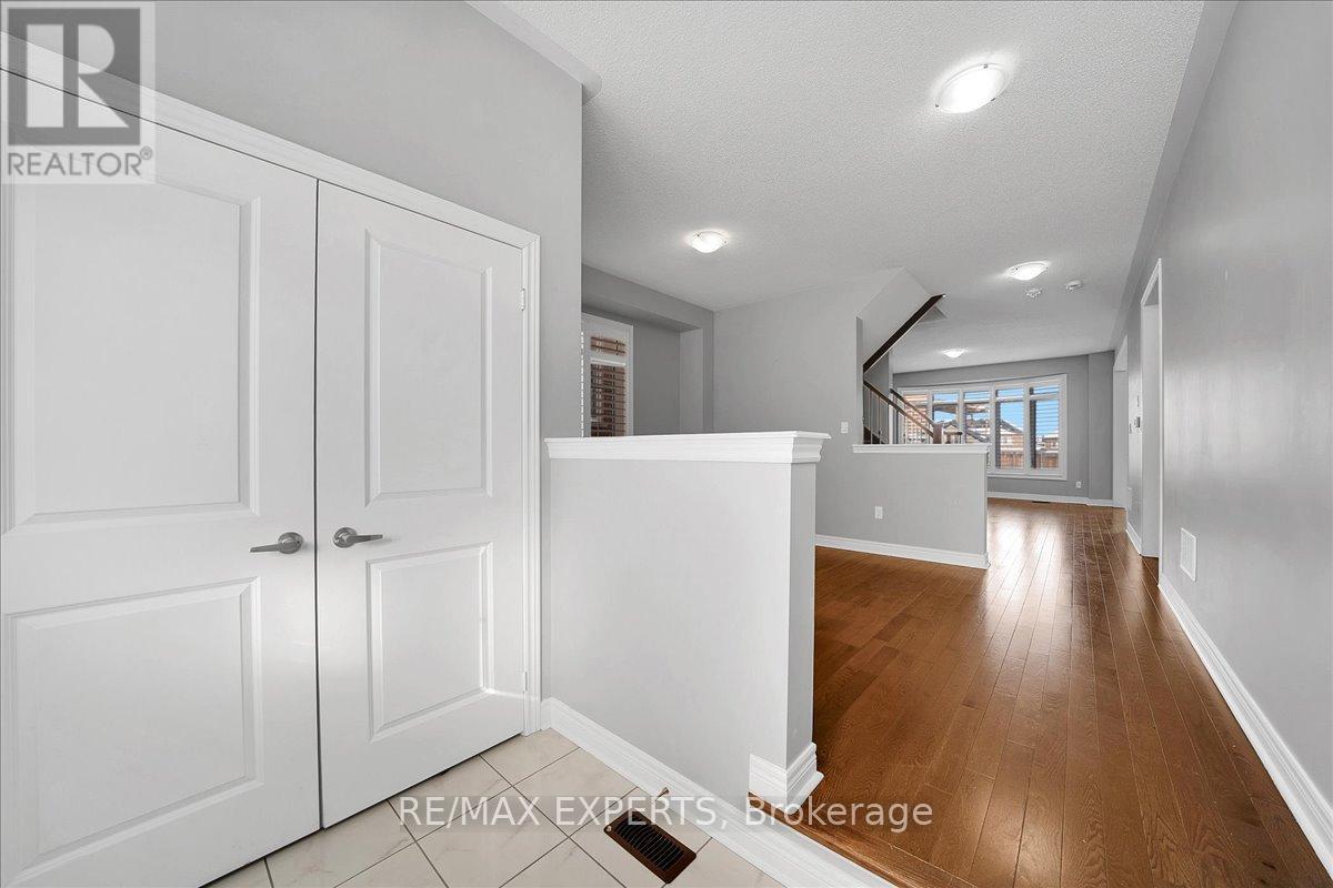 17 Fortis Crescent, Bradford West Gwillimbury, Ontario  L3Z 0W2 - Photo 6 - N12792946