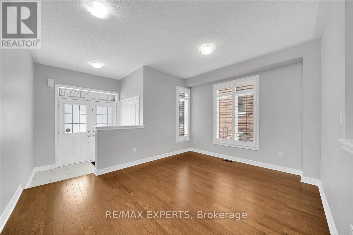 17 Fortis Crescent, Bradford West Gwillimbury, Ontario  L3Z 0W2 - Photo 7 - N12792946