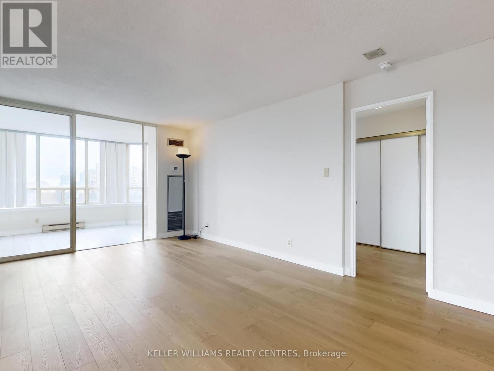 819 - 32 Clarissa Drive, Richmond Hill, Ontario  L4C 9R7 - Photo 3 - N12793102