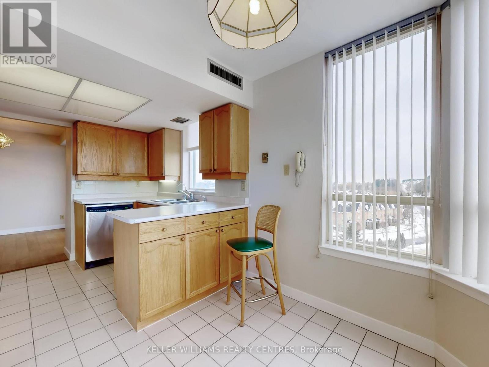 819 - 32 Clarissa Drive, Richmond Hill, Ontario  L4C 9R7 - Photo 5 - N12793102