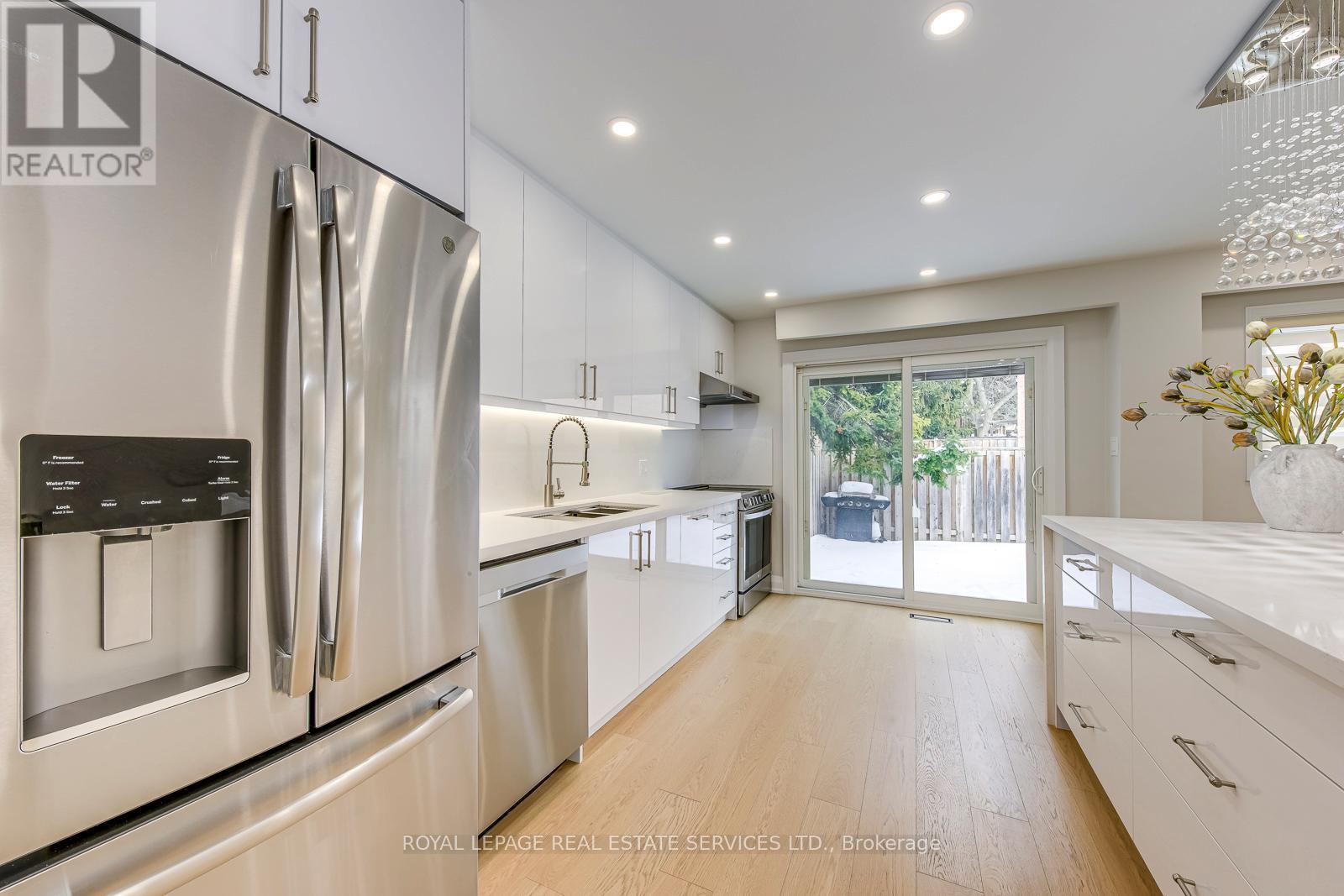 213 - 1055 Shawnmarr Drive W, Mississauga, Ontario  L5H 3V2 - Photo 13 - W12792936