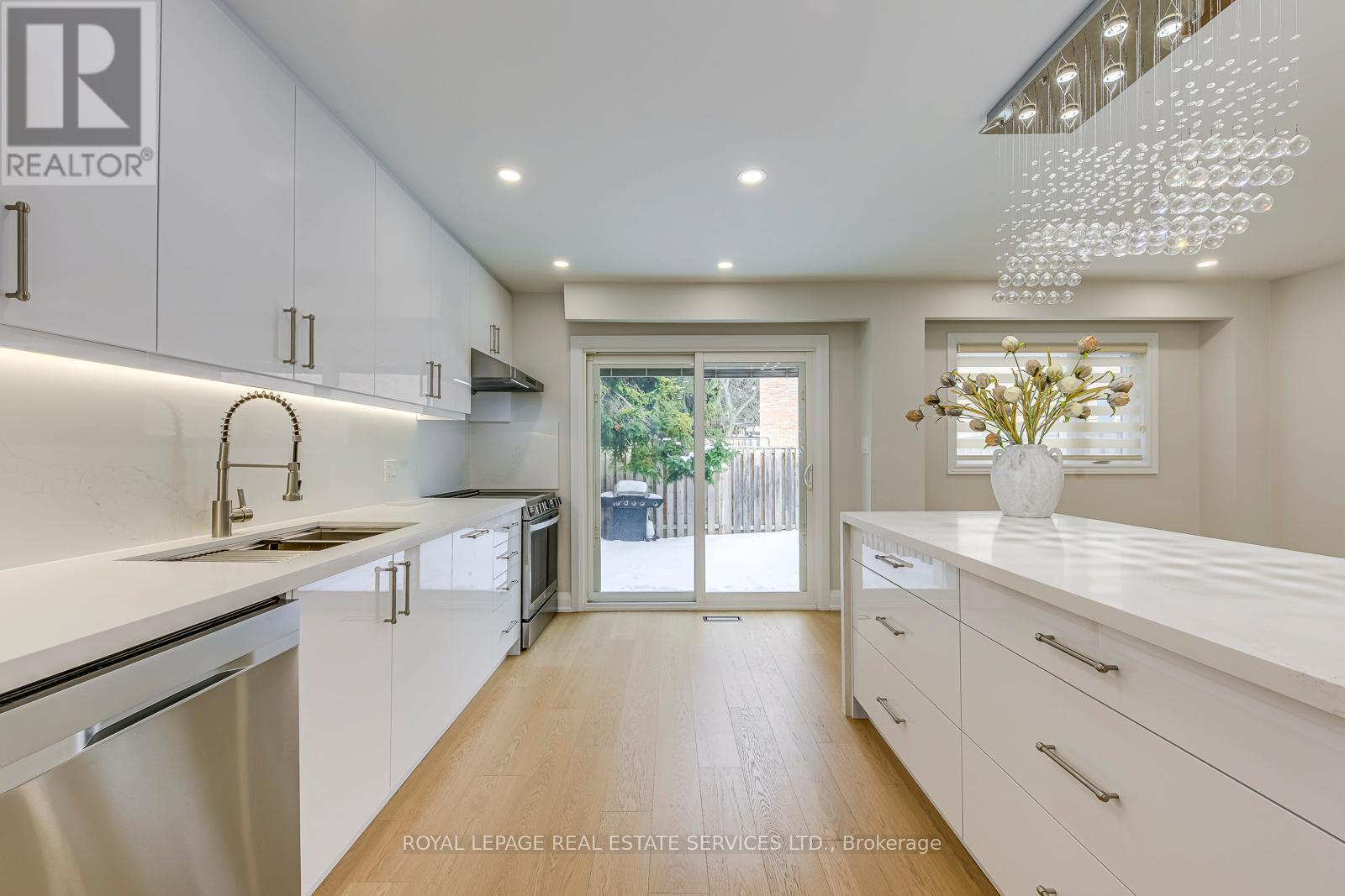 213 - 1055 Shawnmarr Drive W, Mississauga, Ontario  L5H 3V2 - Photo 14 - W12792936