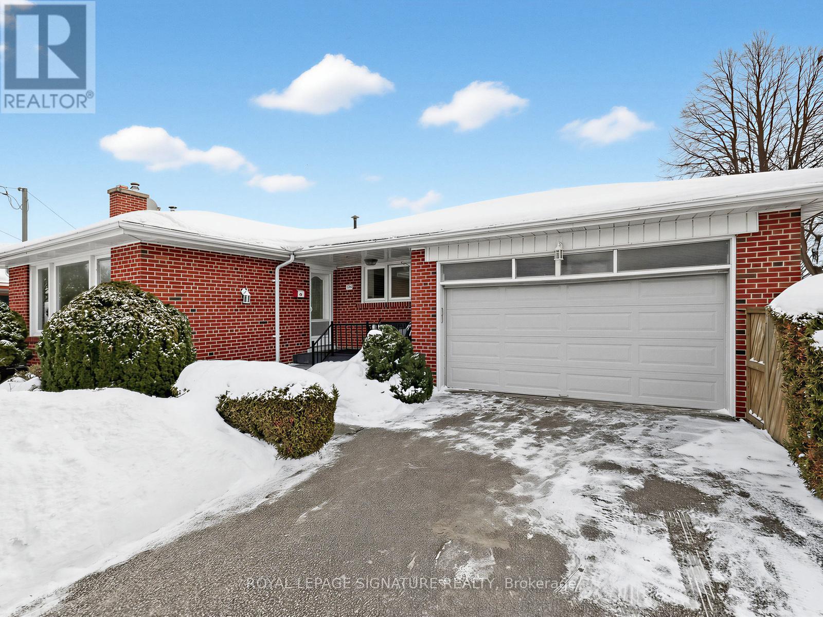 732 Melton Drive, Mississauga, Ontario  L4Y 1K6 - Photo 2 - W12792982