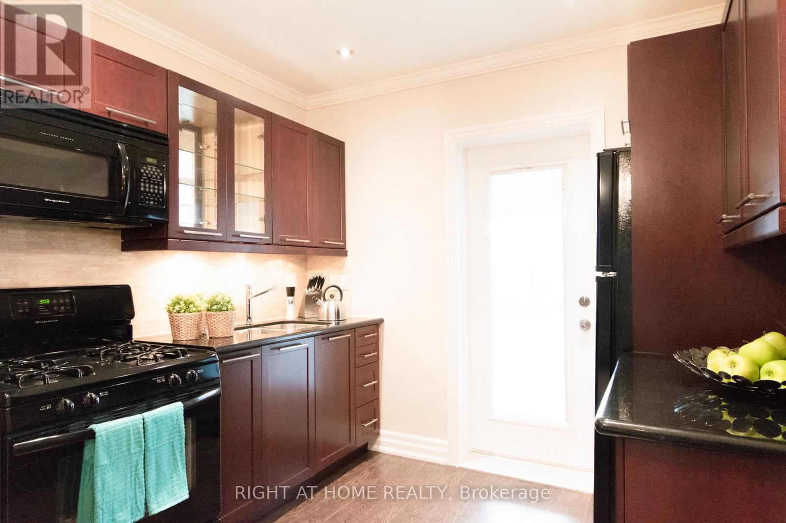 Upper - 612 St Clarens Avenue, Toronto, Ontario  M6H 3W9 - Photo 6 - W12793096