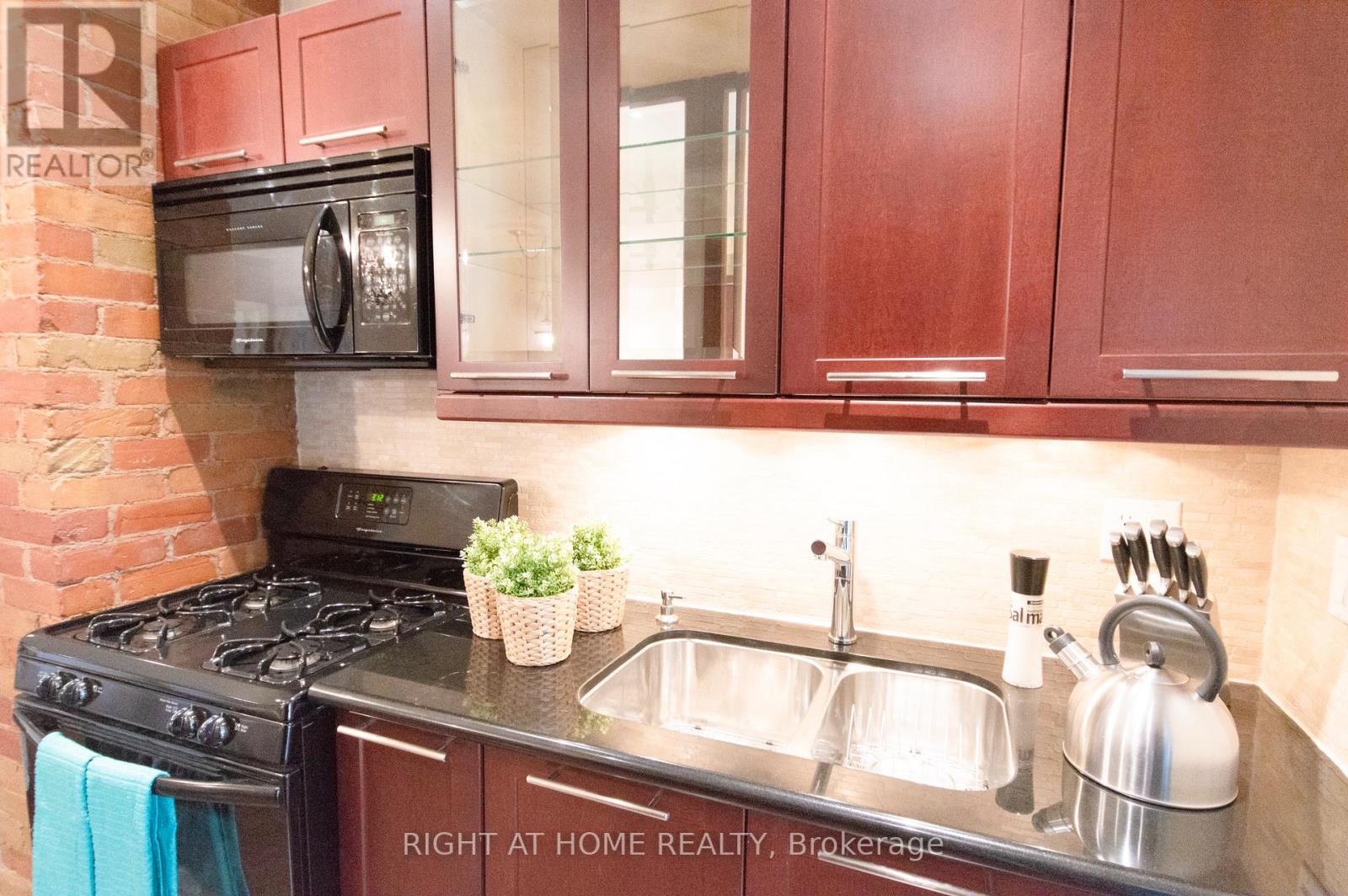 Upper - 612 St Clarens Avenue, Toronto, Ontario  M6H 3W9 - Photo 7 - W12793096