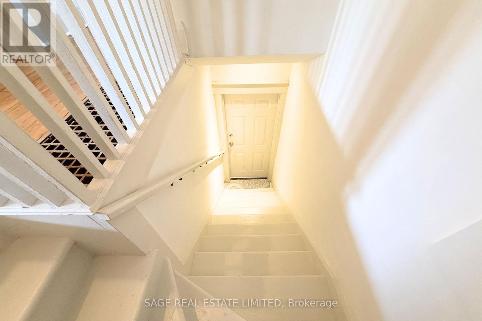 Upper - 129 Gilmour Avenue, Toronto, Ontario  M6P 3B2 - Photo 3 - W12793110