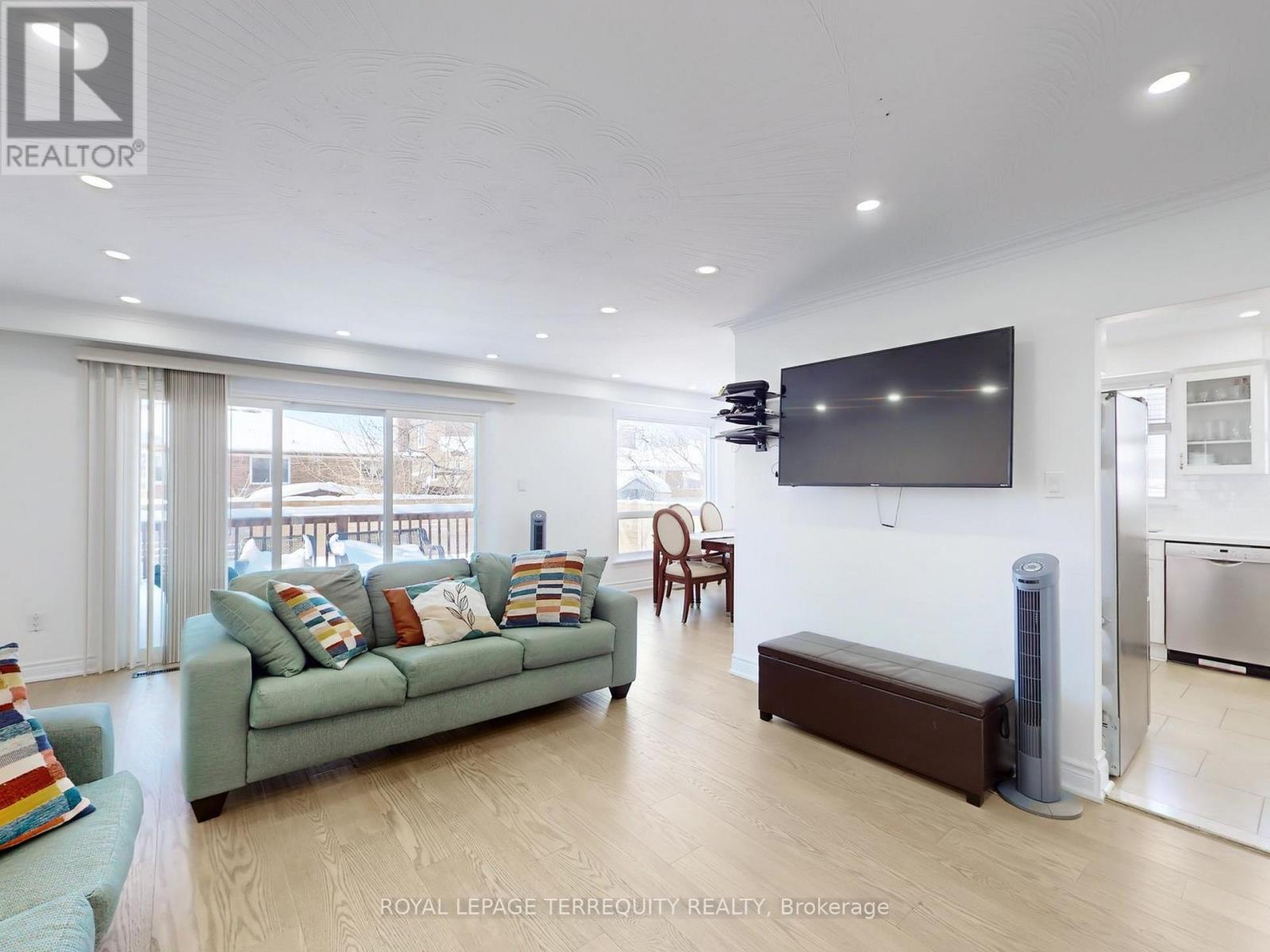 28 Peterson Drive, Toronto, Ontario  M9M 1X1 - Photo 11 - W12793168