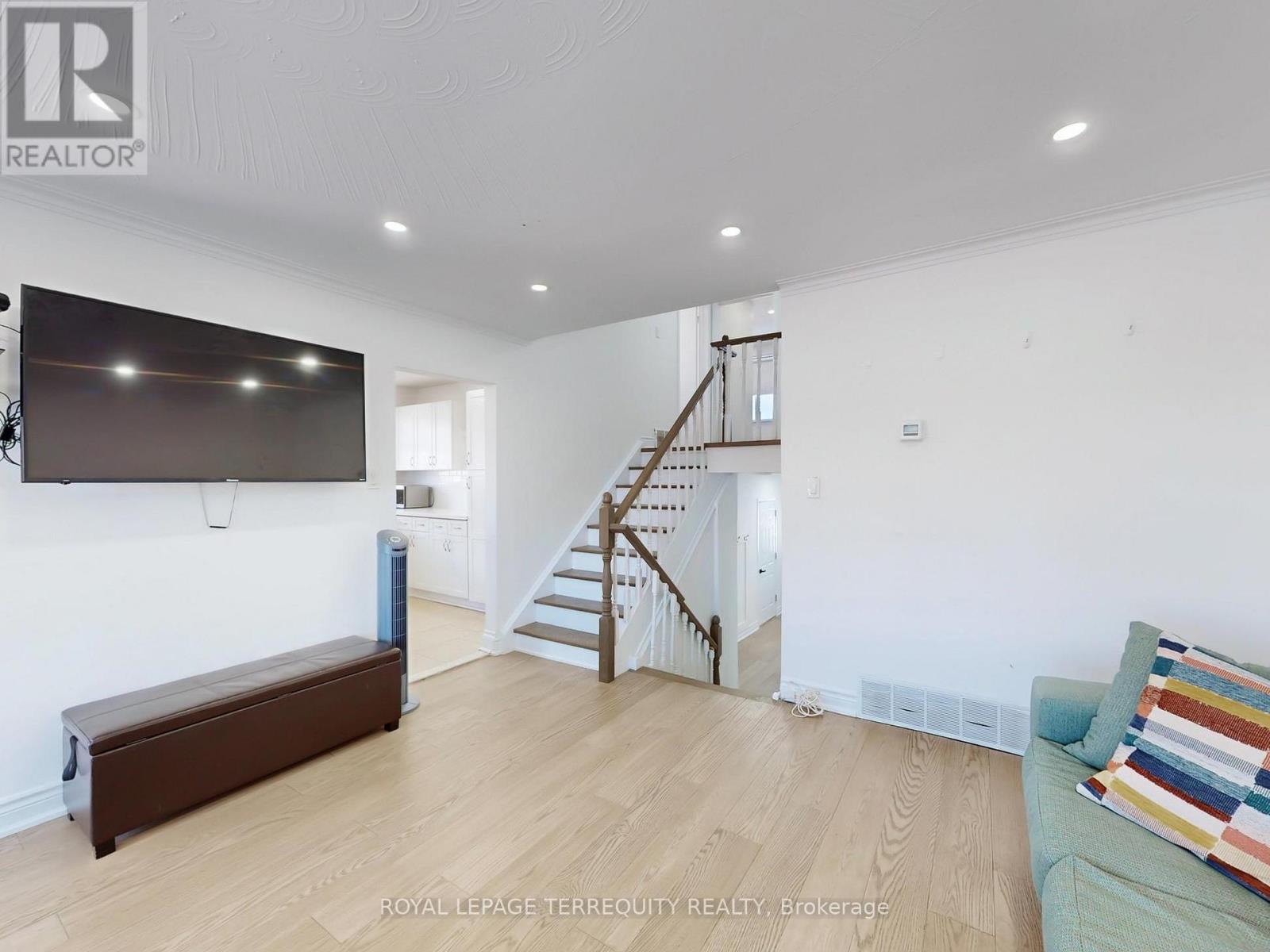 28 Peterson Drive, Toronto, Ontario  M9M 1X1 - Photo 12 - W12793168