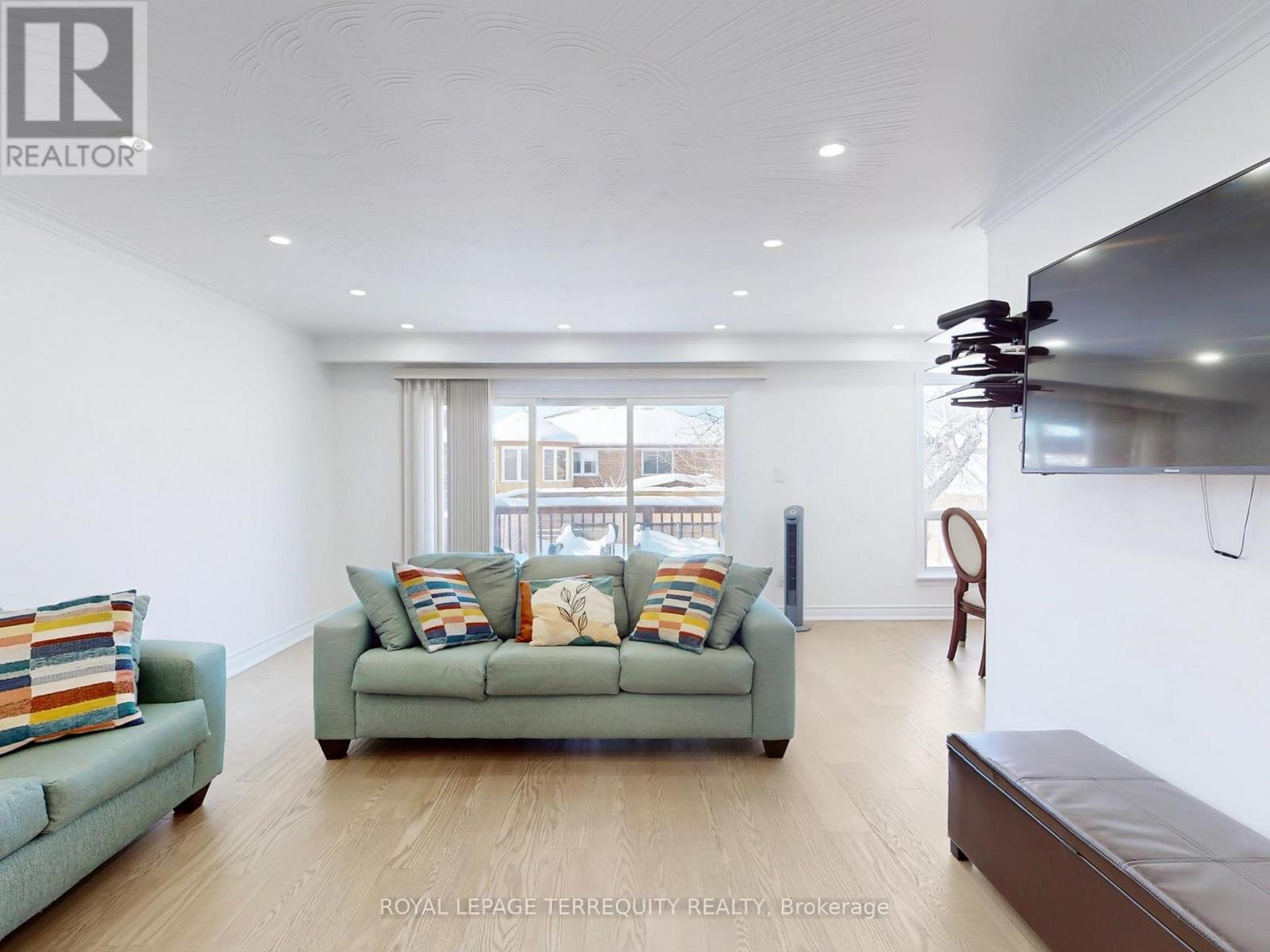 28 Peterson Drive, Toronto, Ontario  M9M 1X1 - Photo 13 - W12793168