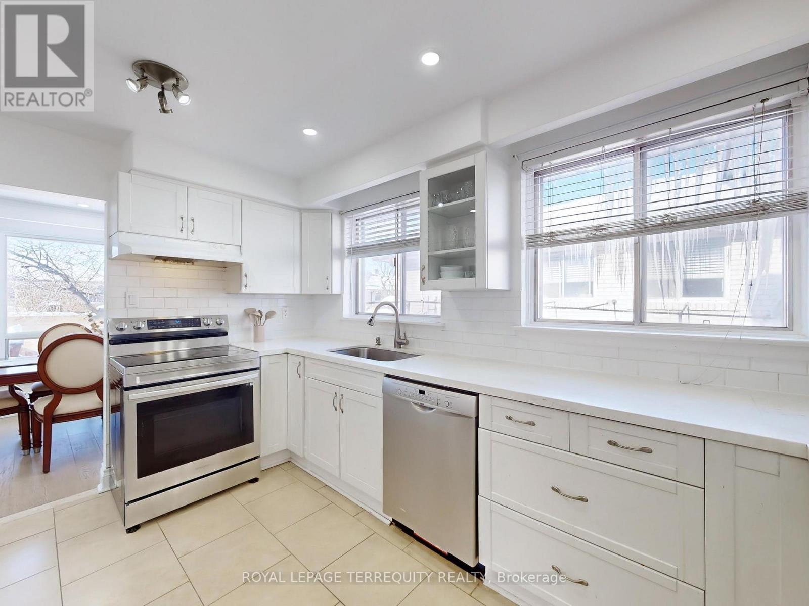 28 Peterson Drive, Toronto, Ontario  M9M 1X1 - Photo 14 - W12793168