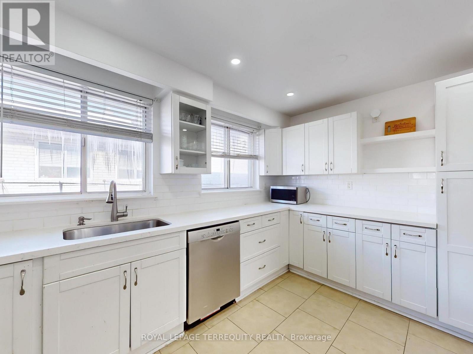 28 Peterson Drive, Toronto, Ontario  M9M 1X1 - Photo 15 - W12793168