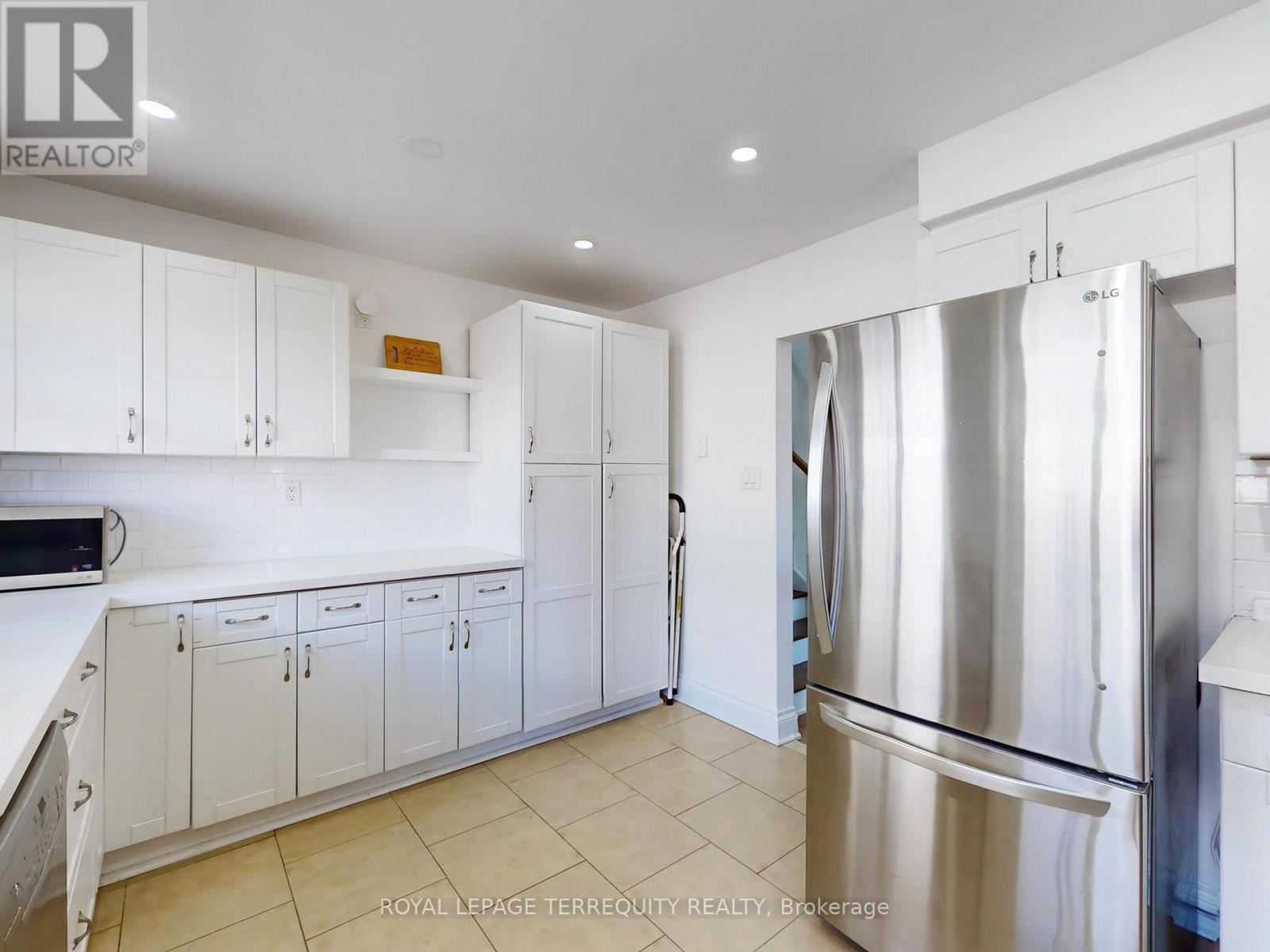 28 Peterson Drive, Toronto, Ontario  M9M 1X1 - Photo 16 - W12793168