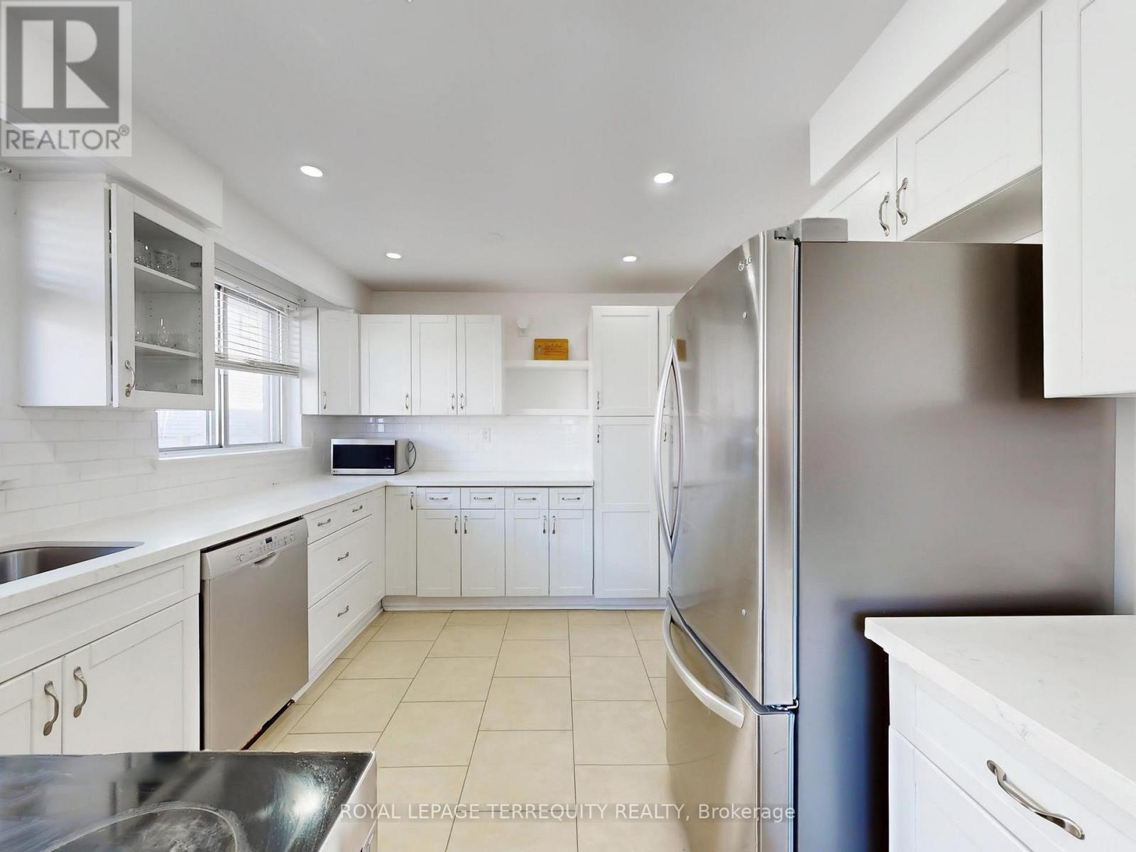 28 Peterson Drive, Toronto, Ontario  M9M 1X1 - Photo 17 - W12793168