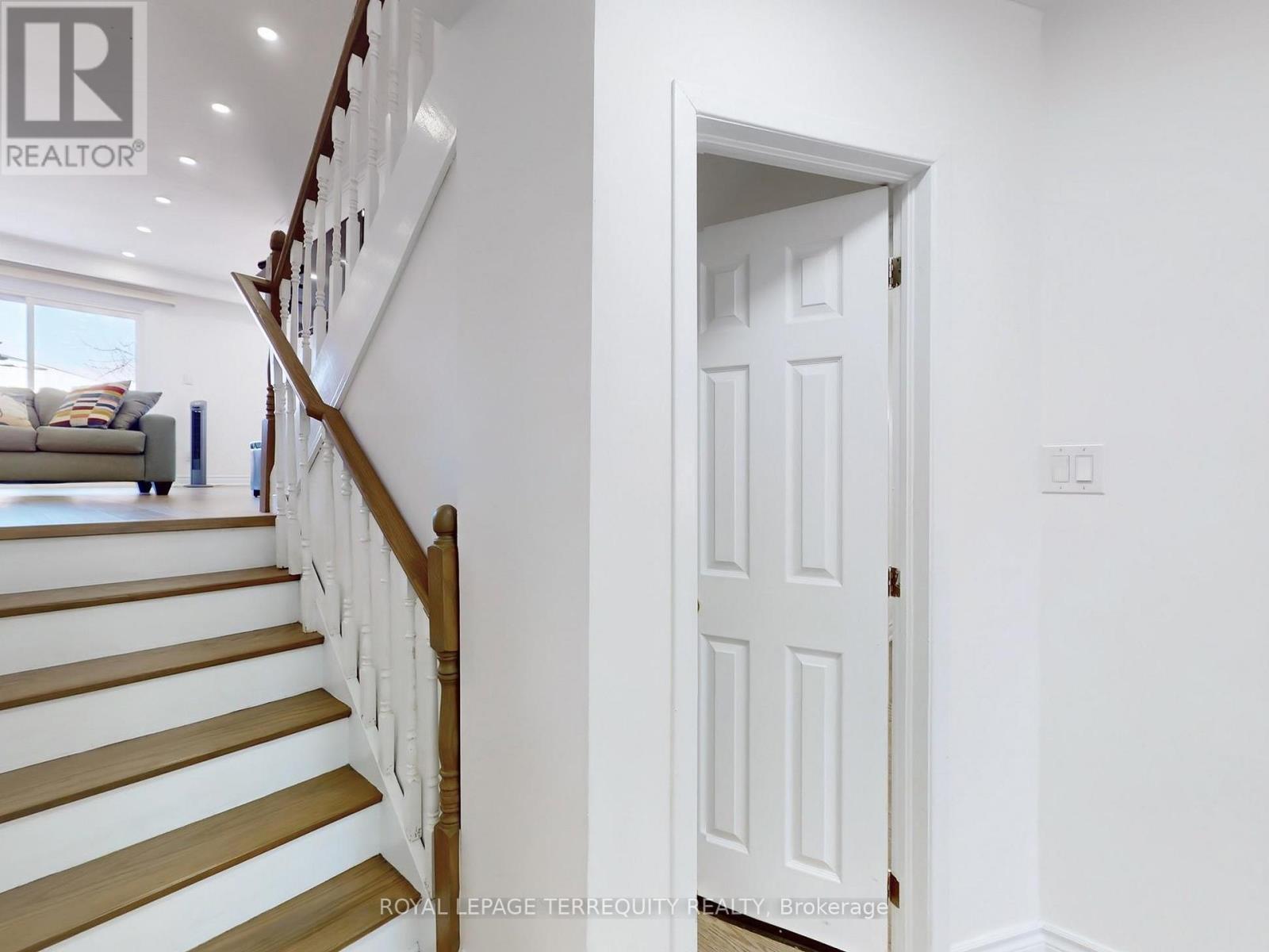 28 Peterson Drive, Toronto, Ontario  M9M 1X1 - Photo 29 - W12793168