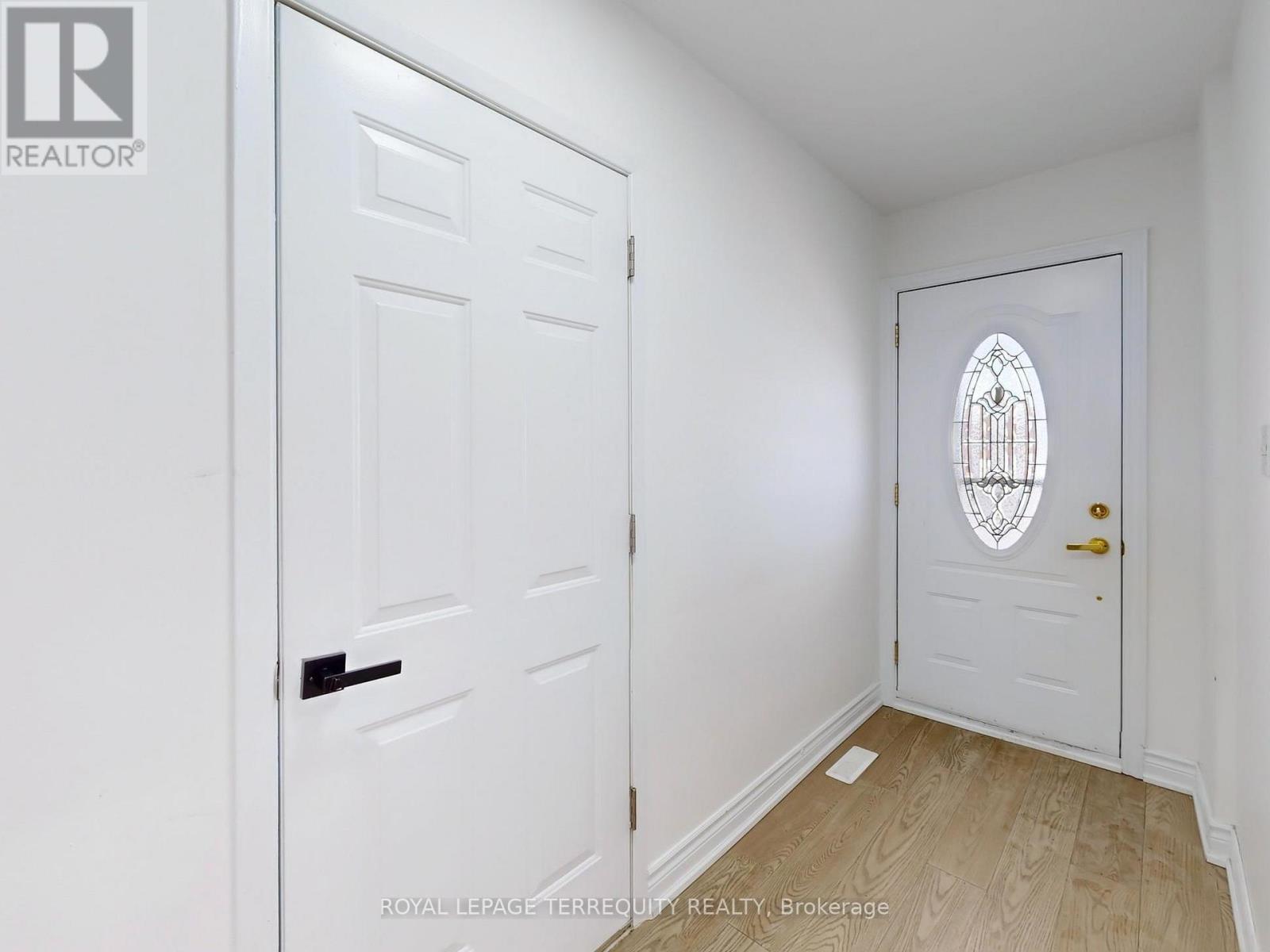 28 Peterson Drive, Toronto, Ontario  M9M 1X1 - Photo 3 - W12793168