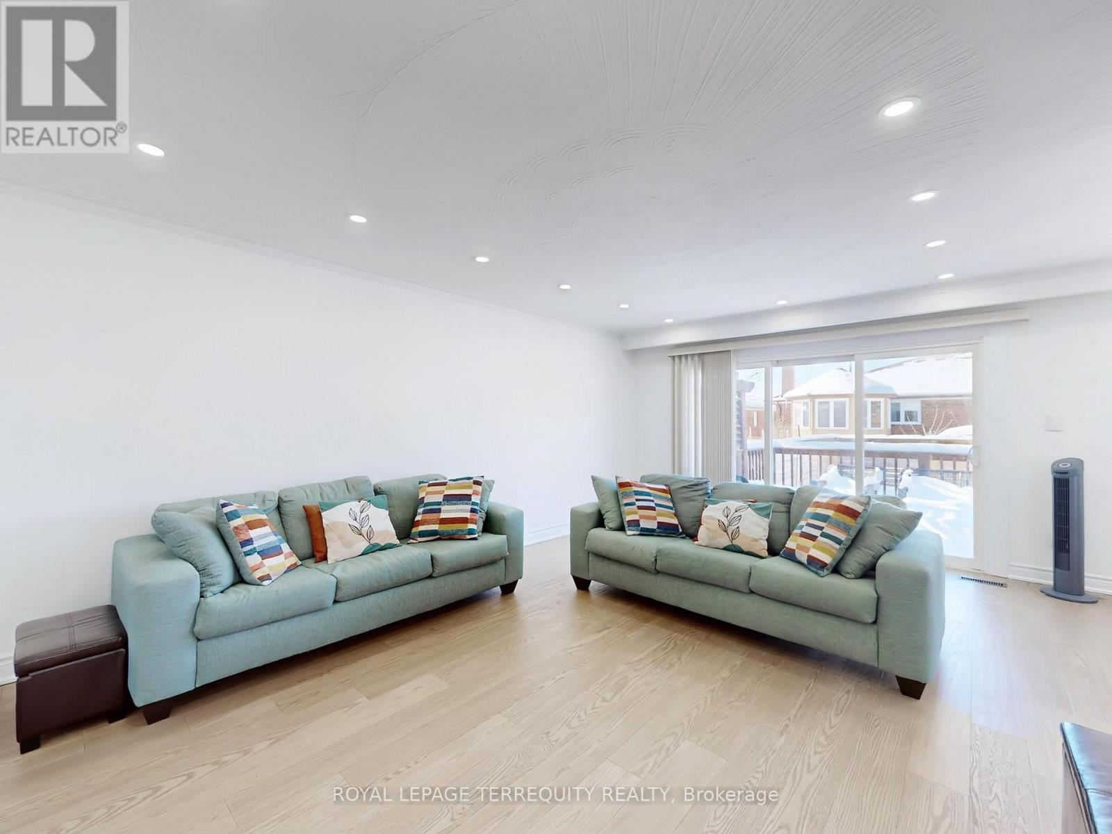 28 Peterson Drive, Toronto, Ontario  M9M 1X1 - Photo 5 - W12793168