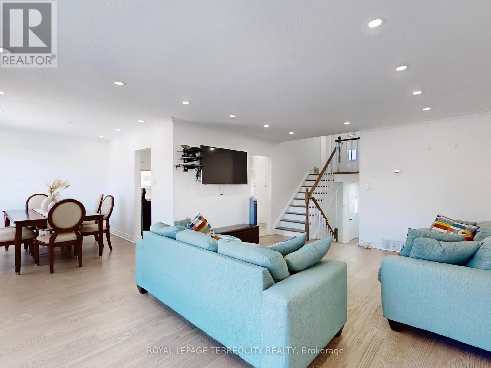 28 Peterson Drive, Toronto, Ontario  M9M 1X1 - Photo 6 - W12793168