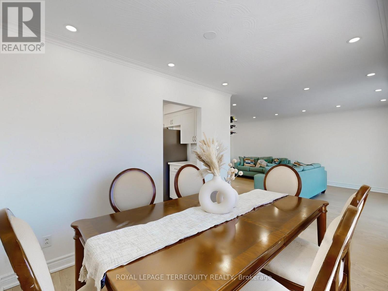 28 Peterson Drive, Toronto, Ontario  M9M 1X1 - Photo 7 - W12793168