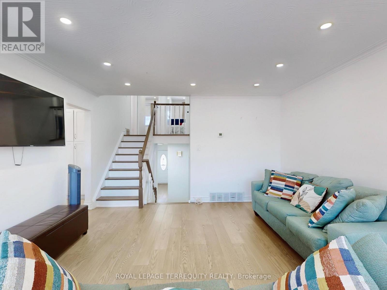 28 Peterson Drive, Toronto, Ontario  M9M 1X1 - Photo 8 - W12793168